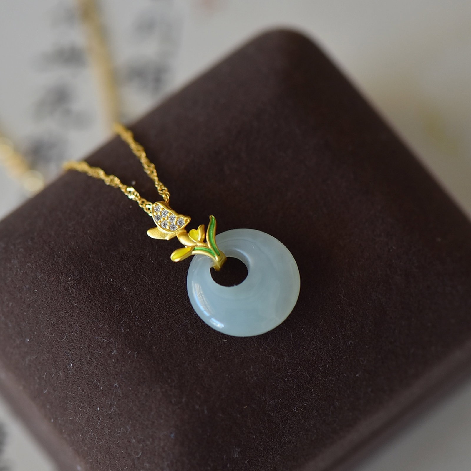 An Exquisite Sterling Silver-Gold Plated Inlaid White Jade Enamel Pendant,Inlaid Gems: An Exquisite Sterling Silver-Gold Plated Inlaid White Jade Enamel Pendant,Inlaid Gems Size:15mmx15mm 纯银镀金镶白玉珐琅吊坠,嵌&#