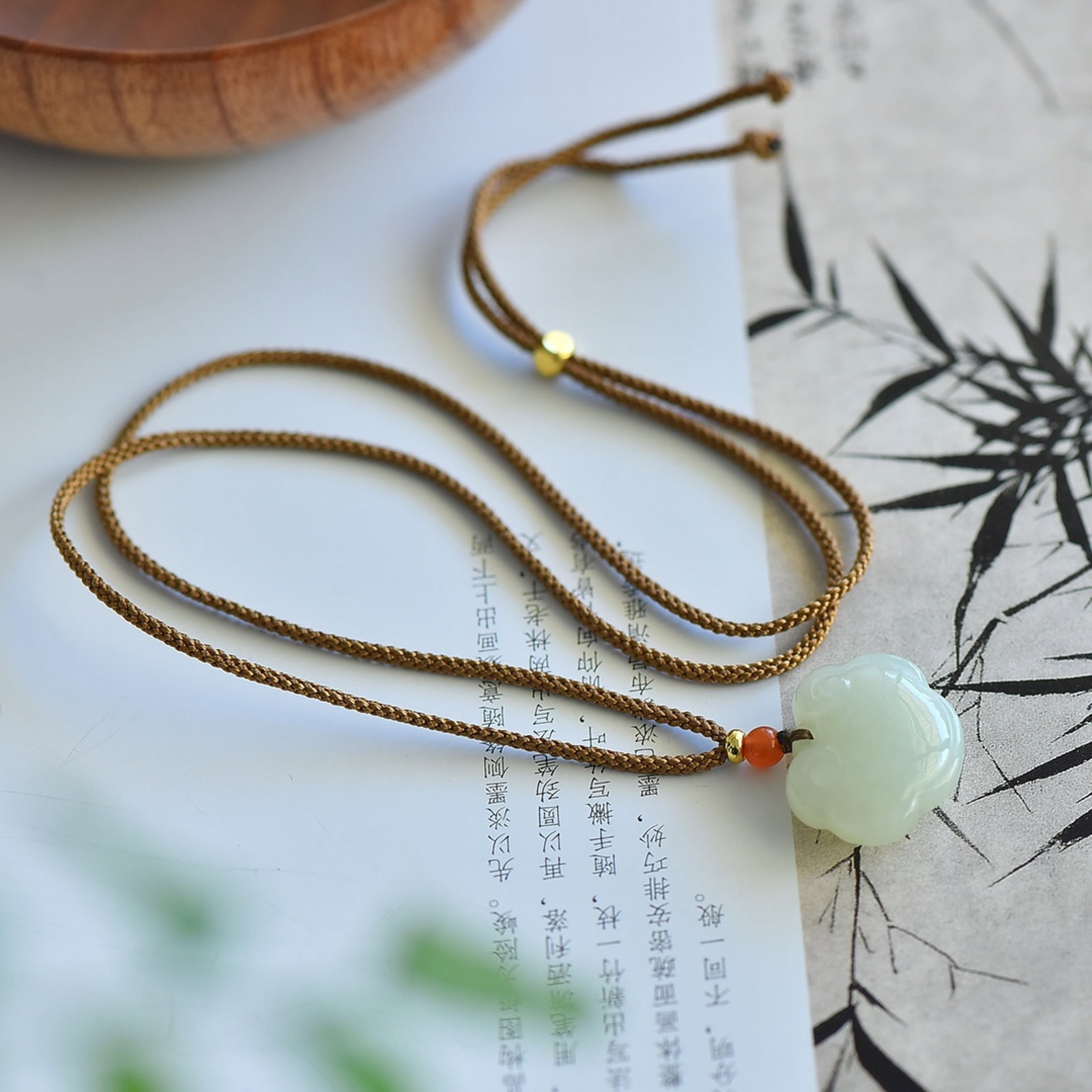 An Exquisite White Jade Pendant: An Exquisite White Jade Pendant,Size:25mmx19mmx8mm 寓意:玉脂白润,寓意:吉祥 宝宝福利 白玉吊坠