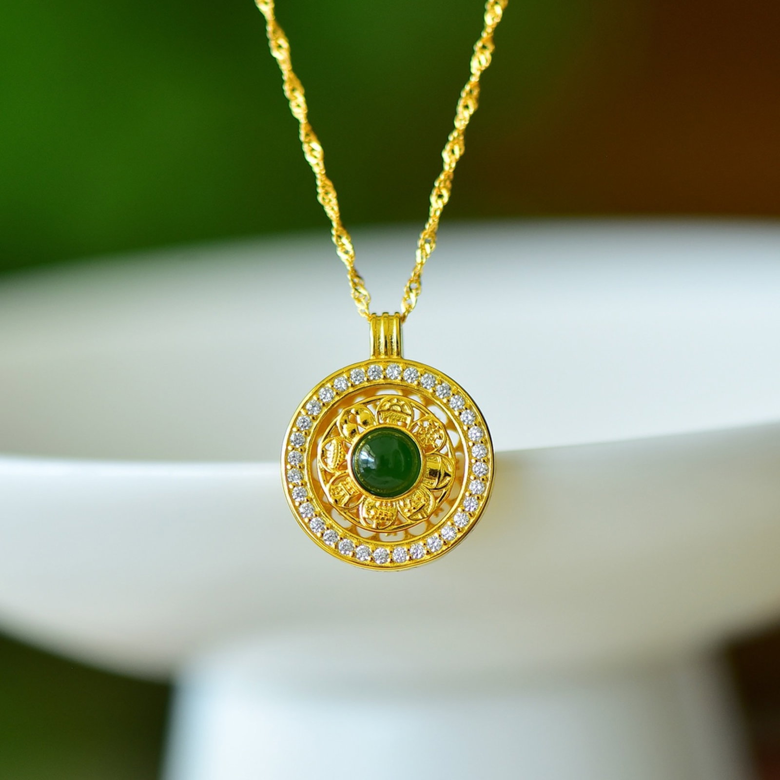 An Exquisite Sterling Silver-Gold Plated Inlaid Jasper Pendant,Inlaid Diamond: An Exquisite Sterling Silver-Gold Plated Inlaid Jasper Pendant,Inlaid Diamond,Size:5mmx5mm 纯银镀金镶碧玉吊坠,嵌钻石