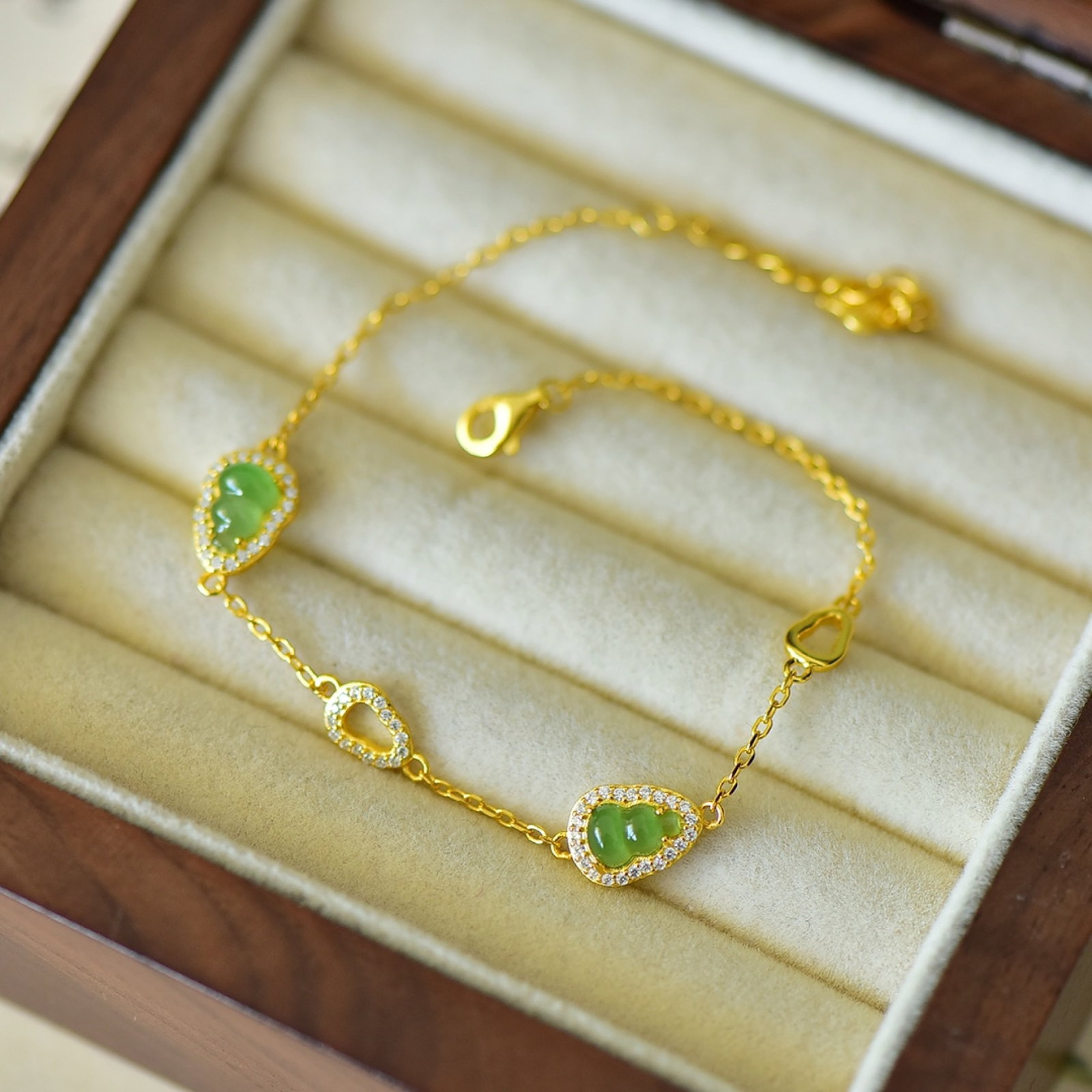 An Exquisite Sterling Silver-Gold Plated Inlaid Jasper Gourd Bracelet,Inlaid Gems: An Exquisite Sterling Silver-Gold Plated Inlaid Jasper Gourd Bracelet,Inlaid Gems Size:5mmx7mm 纯银镀金镶碧玉葫芦手链,嵌宝