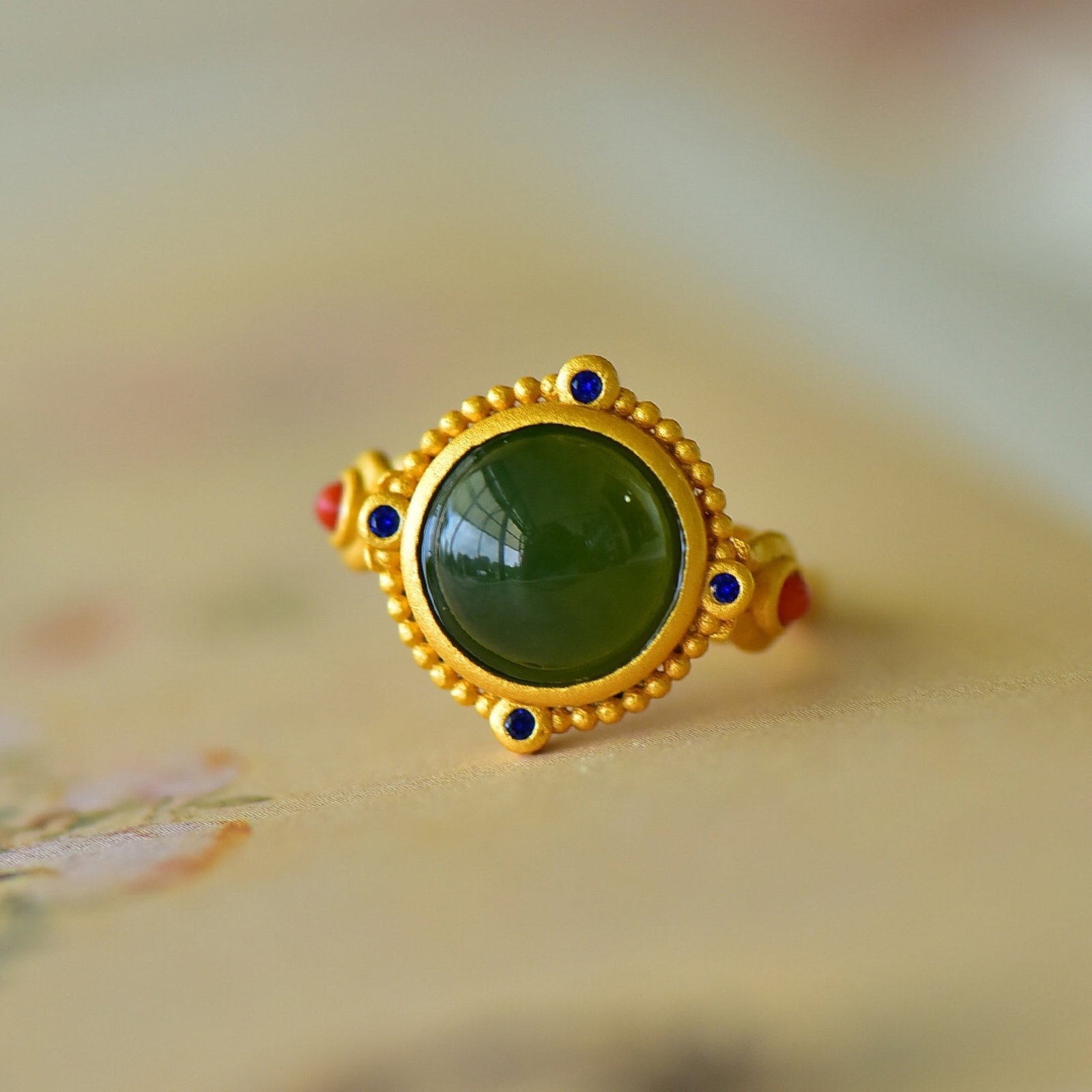 An Exquisite Sterling Silver-Gold Plated Inlaid Jasper Ring: An Exquisite Sterling Silver-Gold Plated Inlaid Jasper Ring 纯银镀金镶碧玉戒指