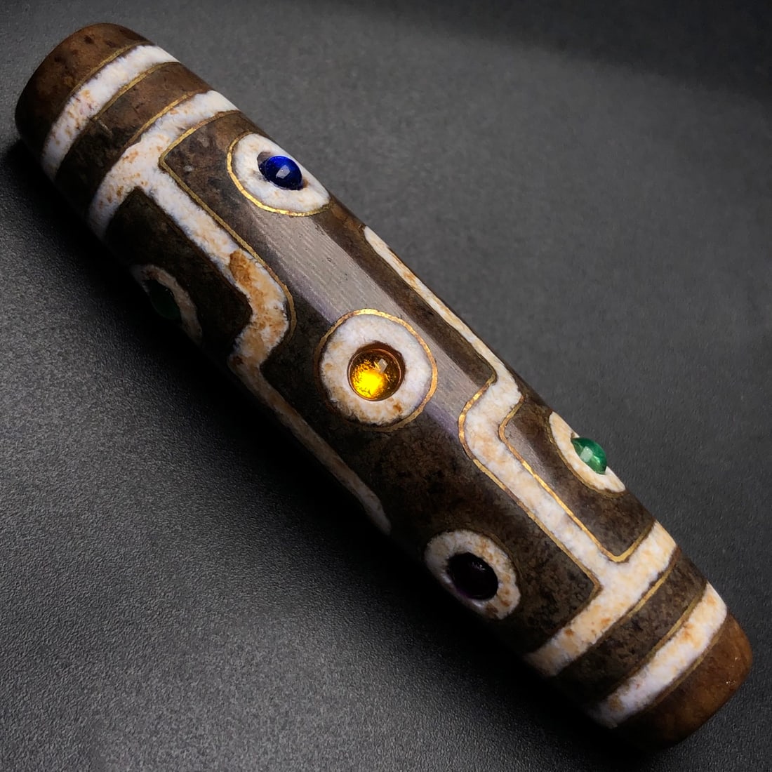 An Exquisite Nine Eyes Dzi Bead Pendant,Inlaid Gold Wire,Inlaid Gems: An Exquisite Nine Eyes Dzi Bead Pendant,Inlaid Gold Wire,Inlaid Gems,Size:74mmx17mm,Weight:35g 九眼天珠挂件,嵌金丝,嵌宝石