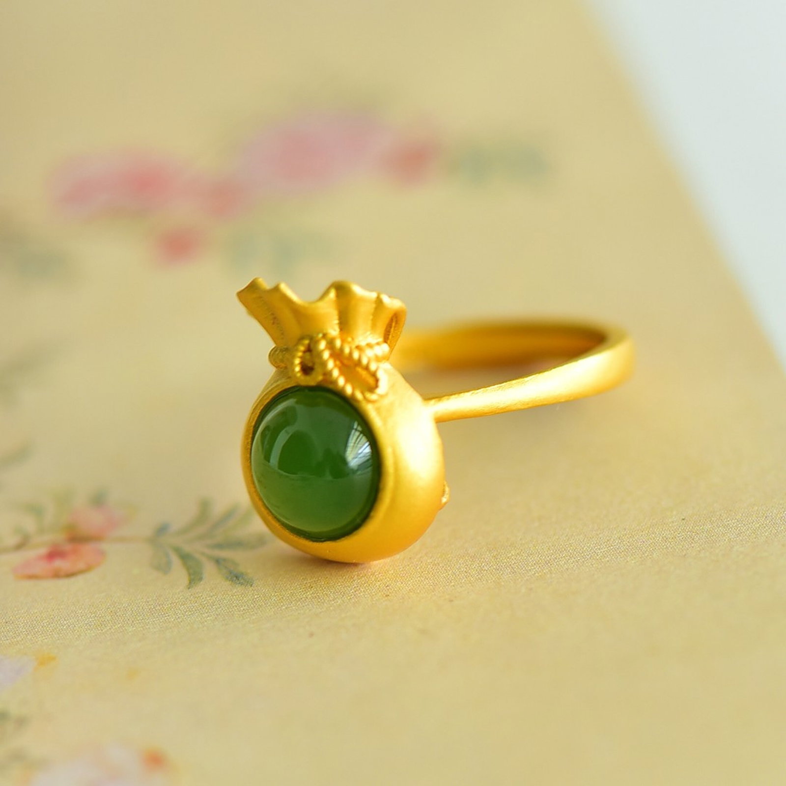 An Exquisite Sterling Silver-Gold Plated Inlaid Jasper Ring: An Exquisite Sterling Silver-Gold Plated Inlaid Jasper Ring,Size:8mmx8mm 纯银镀金镶碧玉戒指