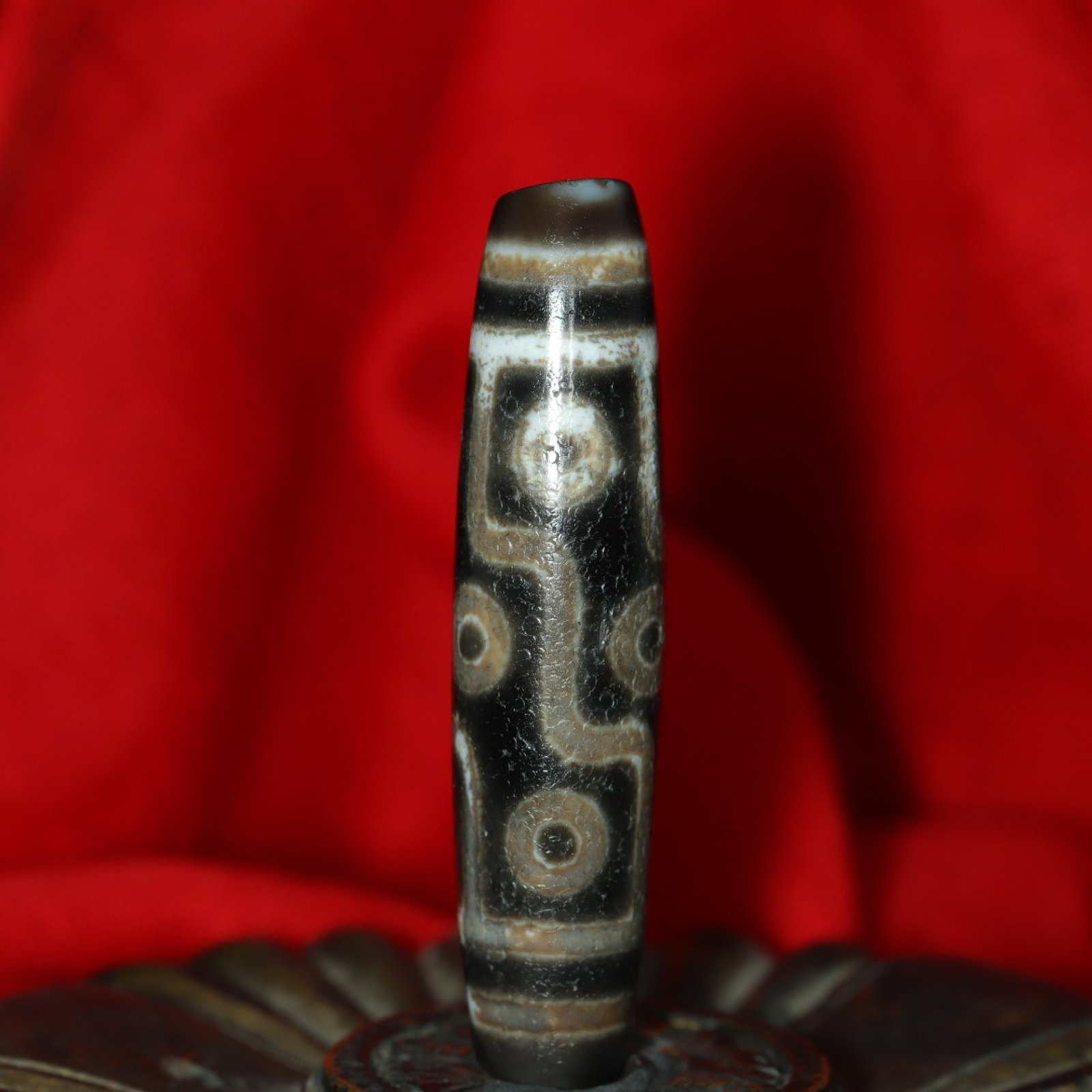 An Exquisite Nine Eyes Dzi Bead Pendant: An Exquisite Nine Eyes Dzi Bead Pendant，Size：57mmx13mm，Weight：15g 九眼天珠挂件