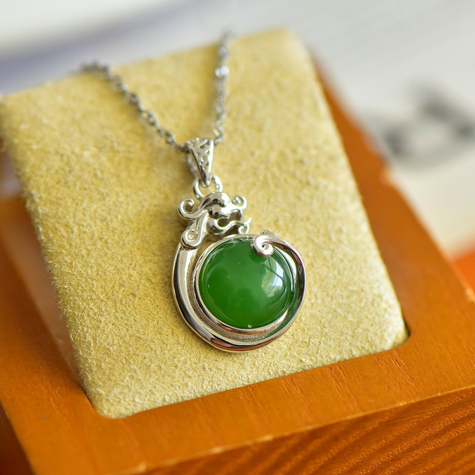 An Exquisite Sterling Silver Inlaid Jasper Pendant: An Exquisite Sterling Silver Inlaid Jasper Pendant,Size:10mmx10mm 纯银镶碧玉吊坠