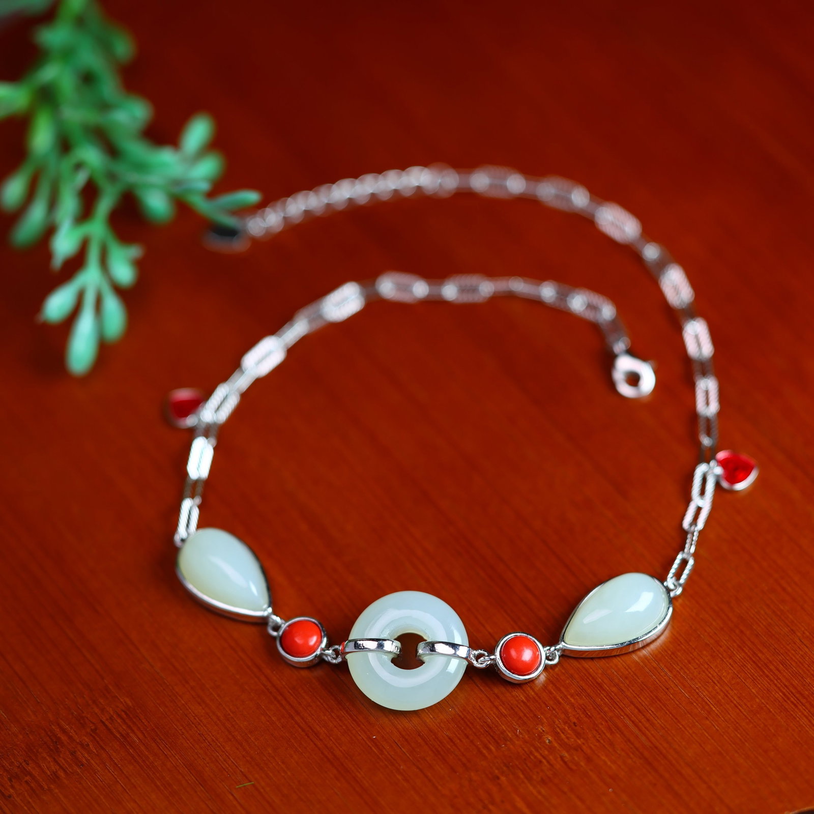 An Exquisite Sterling Silver Inlaid White Jade Bracelets,Inlaid Agate: An Exquisite Sterling Silver Inlaid White Jade Bracelets,Inlaid Agate,Size:15mmx15mm 纯银镶白玉手链,嵌玛瑙