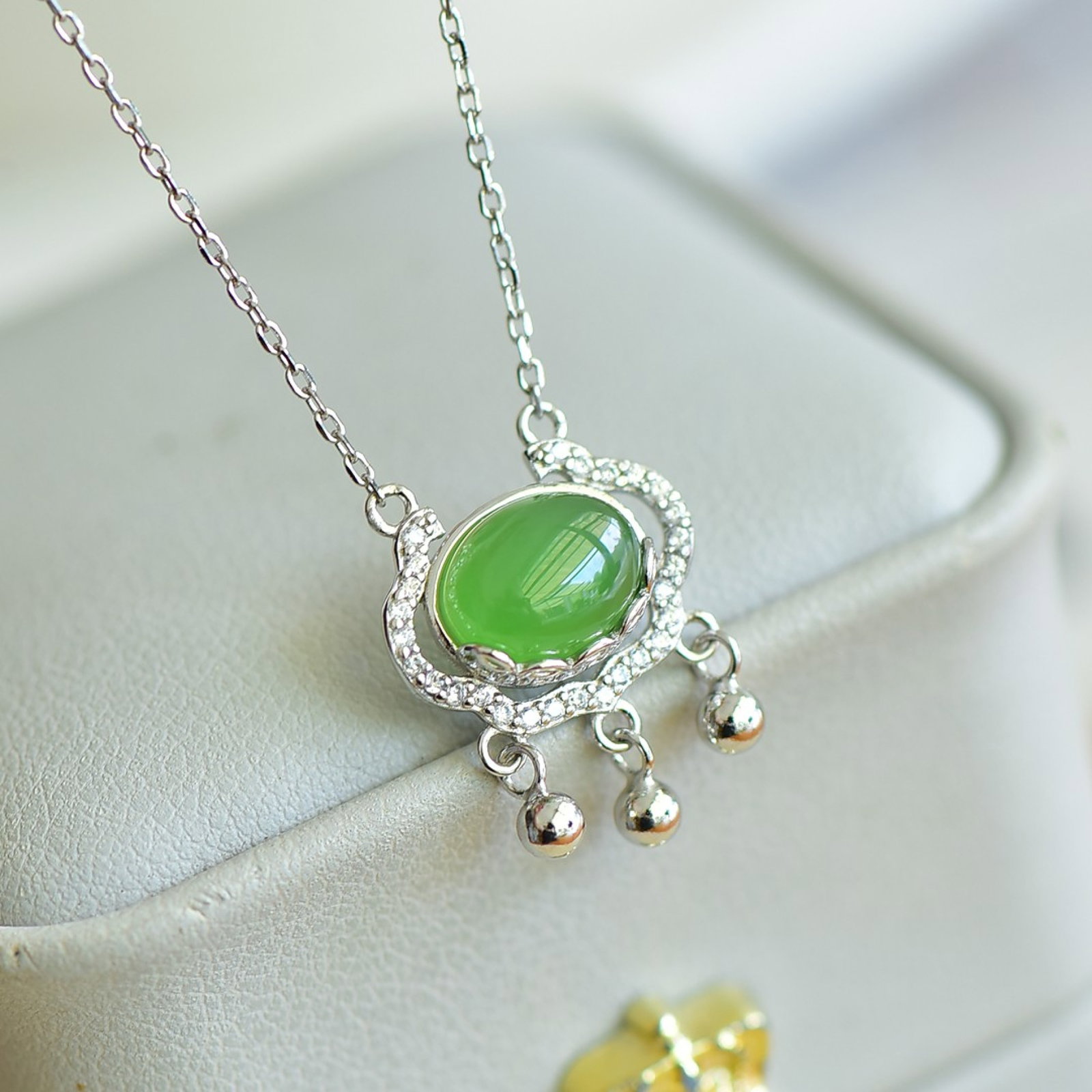 An Exquisite Sterling Silver Inlaid Jasper Pendant,Inlaid Diamond: An Exquisite Sterling Silver Inlaid Jasper Pendant,Inlaid Diamond,Size:7mmx9mm 纯银镶碧玉吊坠,嵌钻石