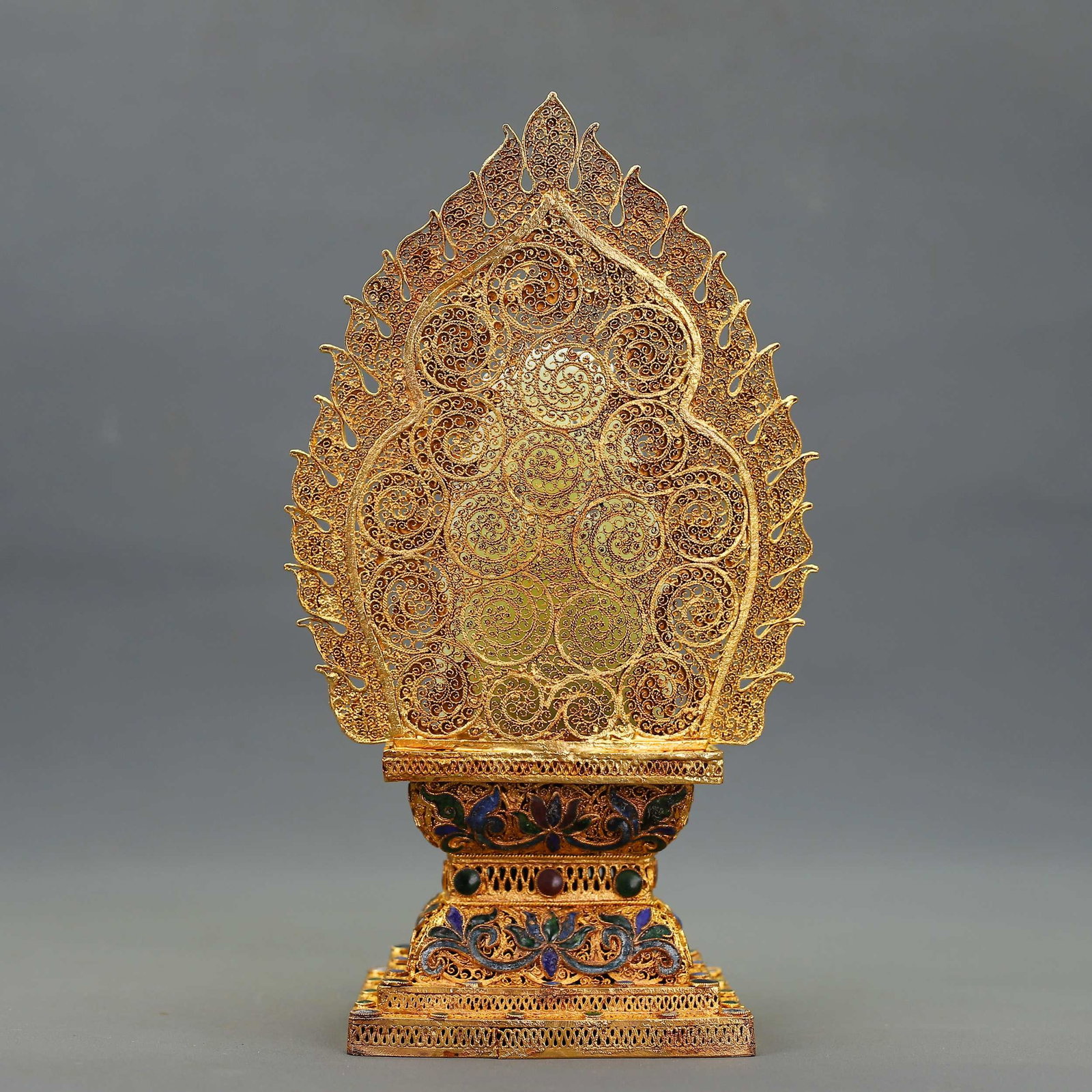 An Exquisite Gilt Bronze Inlaid White Jade Statue of Avalokitesvara Ornament - 5