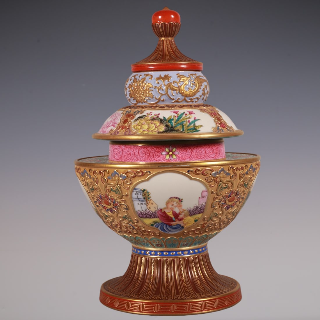 An Exquisite Enamel Lotus Pattern Character and Story Pattern Censer: An Exquisite Enamel Lotus Pattern Character and Story Pattern Censer Qing Dynasty, China Qianlong Four-character Mark Size:9.4inx6.1in珐琅彩雕刻金地开&#