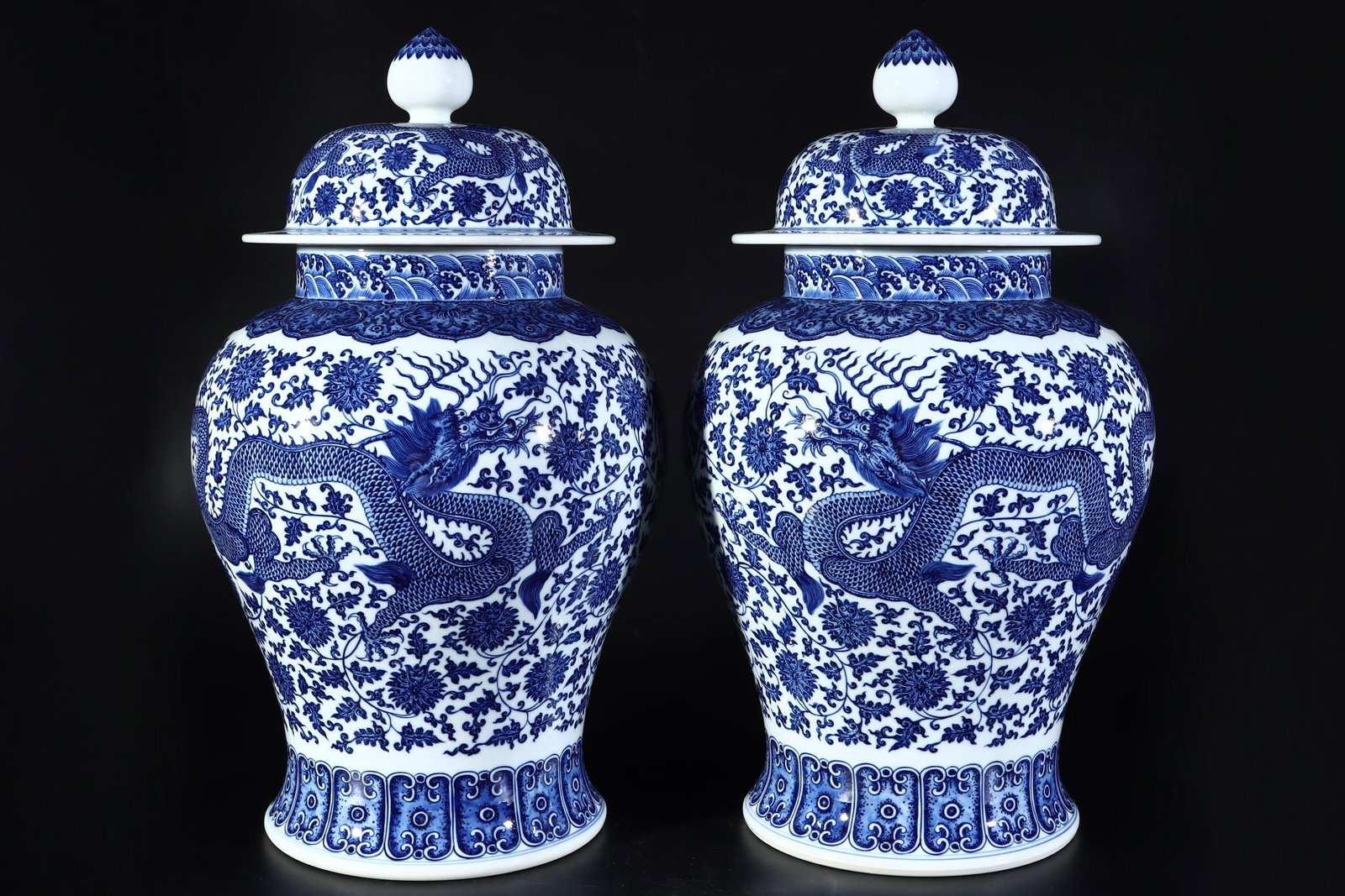 An Exquisite Blue and White Lotus Pattern Dragon Pattern Jar: An Exquisite Blue and White Lotus Pattern Dragon Pattern Jar Qing Dynasty, China Qianlong Six-character Mark Size:24inx13in龙缠枝纹将军罐 中国