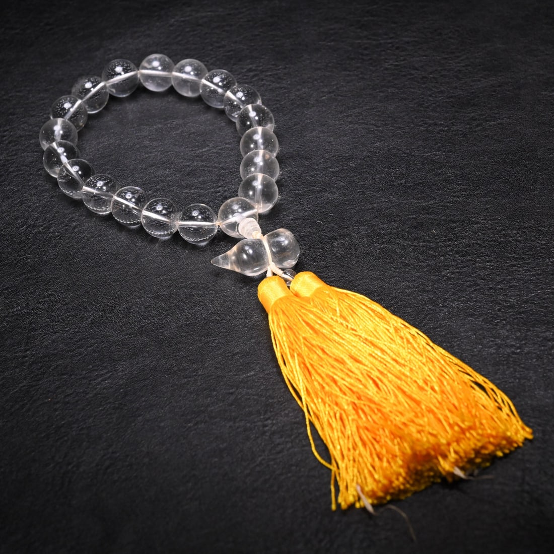 An Exquisite Crystal Bracelets: An Exquisite Crystal Bracelets Qing Dynasty, China Size:0.6in Weight:130g白水晶十八子手持 中国清代 Size:1.5cm Weight:130g