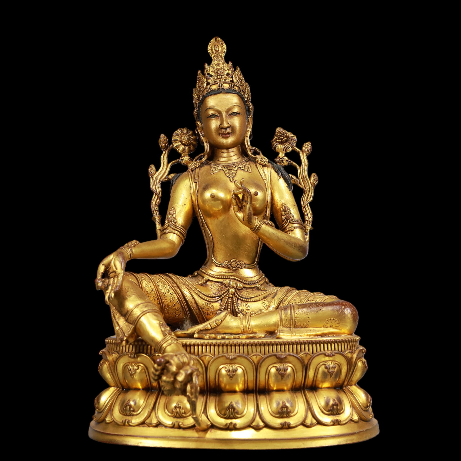 An Exquisite Gilt Bronze Statue of Tara: An Exquisite Gilt Bronze Statue of Tara Qing Dynasty, China Qianlong Six-character Mark Size:7.9inx6.7inx12.6in Weight:5500g铜鎏金度母佛像 中国