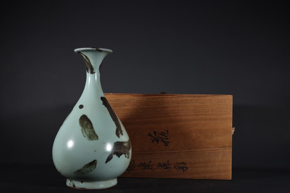 An Exquisite Longquan yao Vase: An Exquisite Longquan yao Vase Song Dynasty, China Size:11.5inx6in龙泉窑点彩大高玉壶春瓶 中国宋代 Size:29.3cmx