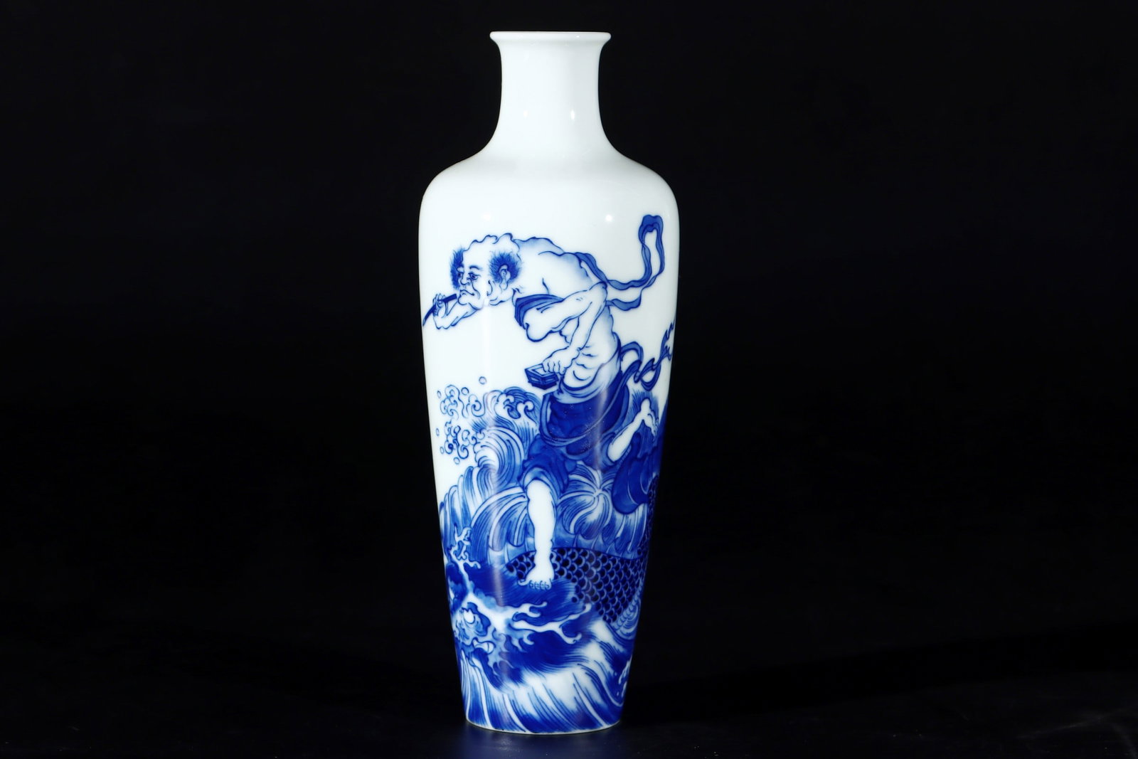 An Exquisite Blue and White Character and Story Pattern Vase ?: An Exquisite Blue and White Character and Story Pattern Vase ?Qing Dynasty, China Size:7inx2.8in青花纹莱菔瓶‌ 中国清代 Size:17.8cmx7cm