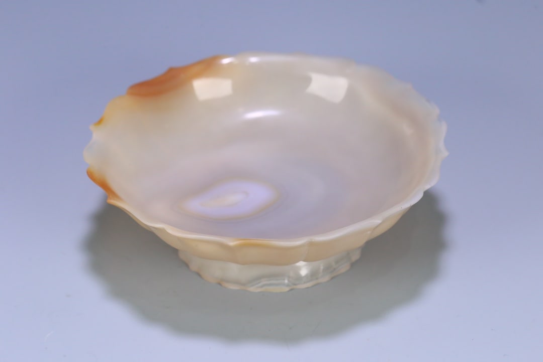 An Exquisite Agate Plate: An Exquisite Agate Plate Qing Dynasty, China Size:5.9inx2in Weight:224.6g玛瑙葵口盘 中国清代 Size:15cmx5cm Weight:224.6g