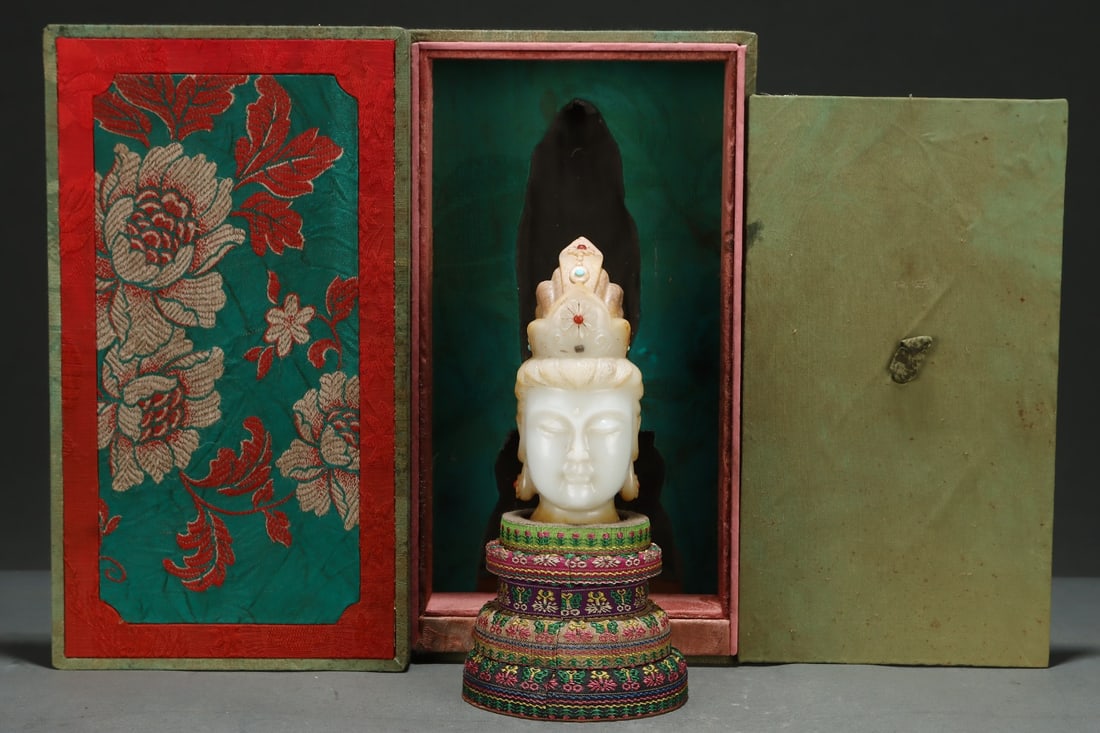 An Exquisite White Jade Inlaid Gems Buddha head: An Exquisite White Jade Inlaid Gems Buddha head Qing Dynasty, China Size:5.1inx2.2in白玉镶嵌宝石佛头 中国清代 Size:13cmx5.5cm