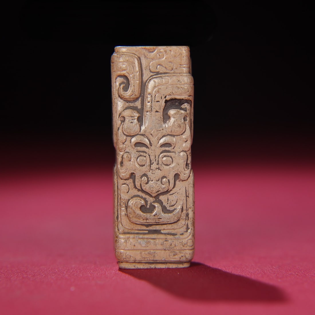 An Exquisite White Jade Dragon Pattern Ornament: An Exquisite White Jade Dragon Pattern Ornament Han Dynasty, China Size:2.3inx0.7inx0.8in Weight:62g白玉龙勒子 中国汉代 Size:5.9cmx1.9cmx2.1cm Wei