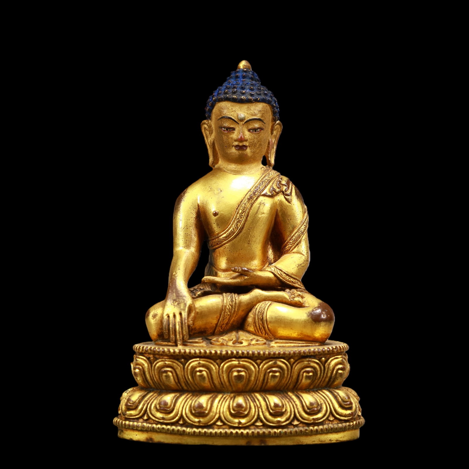 A Exquisite Gilt Bronze Statue of Sakyamuni: A Exquisite Gilt Bronze Statue of Sakyamuni Qing Dynasty, China Size:3.5inx2.4inx5.9in Weight:650g铜鎏金如来 中国清代 Size:9cmx6cmx15cm Weight:650