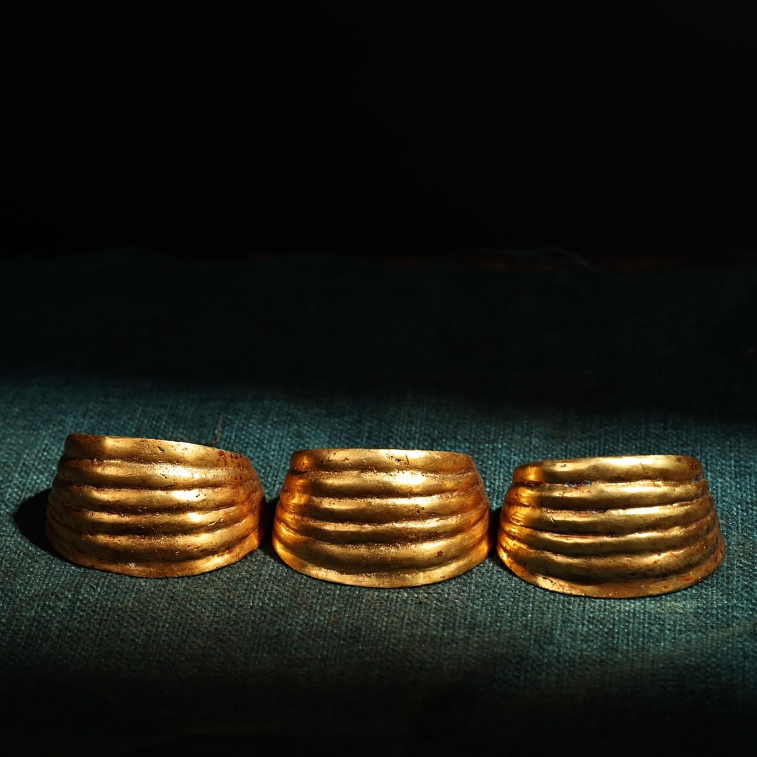A Set of Fine Gilt Bronze Ornament: A Set of Fine Gilt Bronze Ornament Qing Dynasty, China Size:2.3in Weight:466g铜鎏金马蹄金一套 中国清代 Size:5.8cm Weight:466g