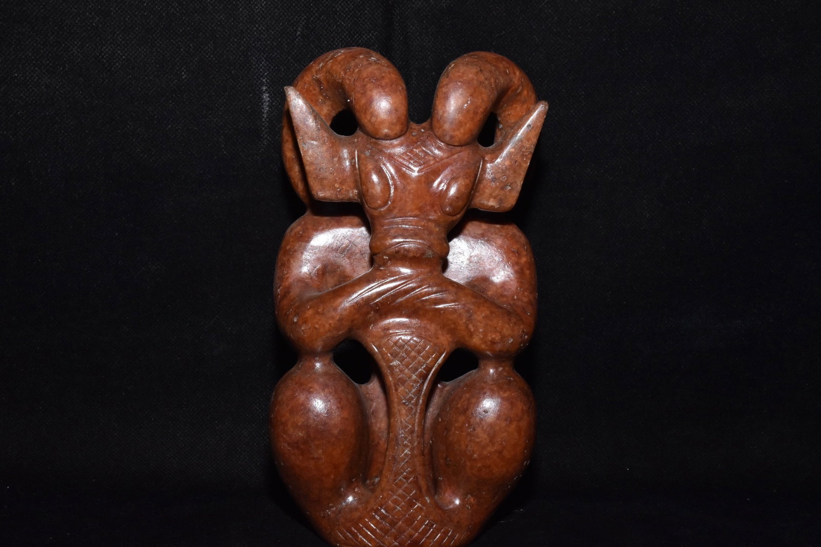 An Exquisite Hemo Jade Figure Ornament: An Exquisite Hemo Jade Figure Ornament Hong Shan Culture Size:7.3inx3.7in Weight:1.27kg河磨玉太阳神 红山文化 Size:18.5cmx9.5cm Weight:1.27kg