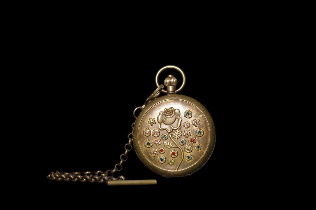 An Exquisite Gilt Bronze Inlaid Gems Flower Pattern Pocket watch: An Exquisite Gilt Bronze Inlaid Gems Flower Pattern Pocket watch Qing Dynasty, China Size:2.2in铜鎏金嵌宝玫瑰花纹怀表 中国