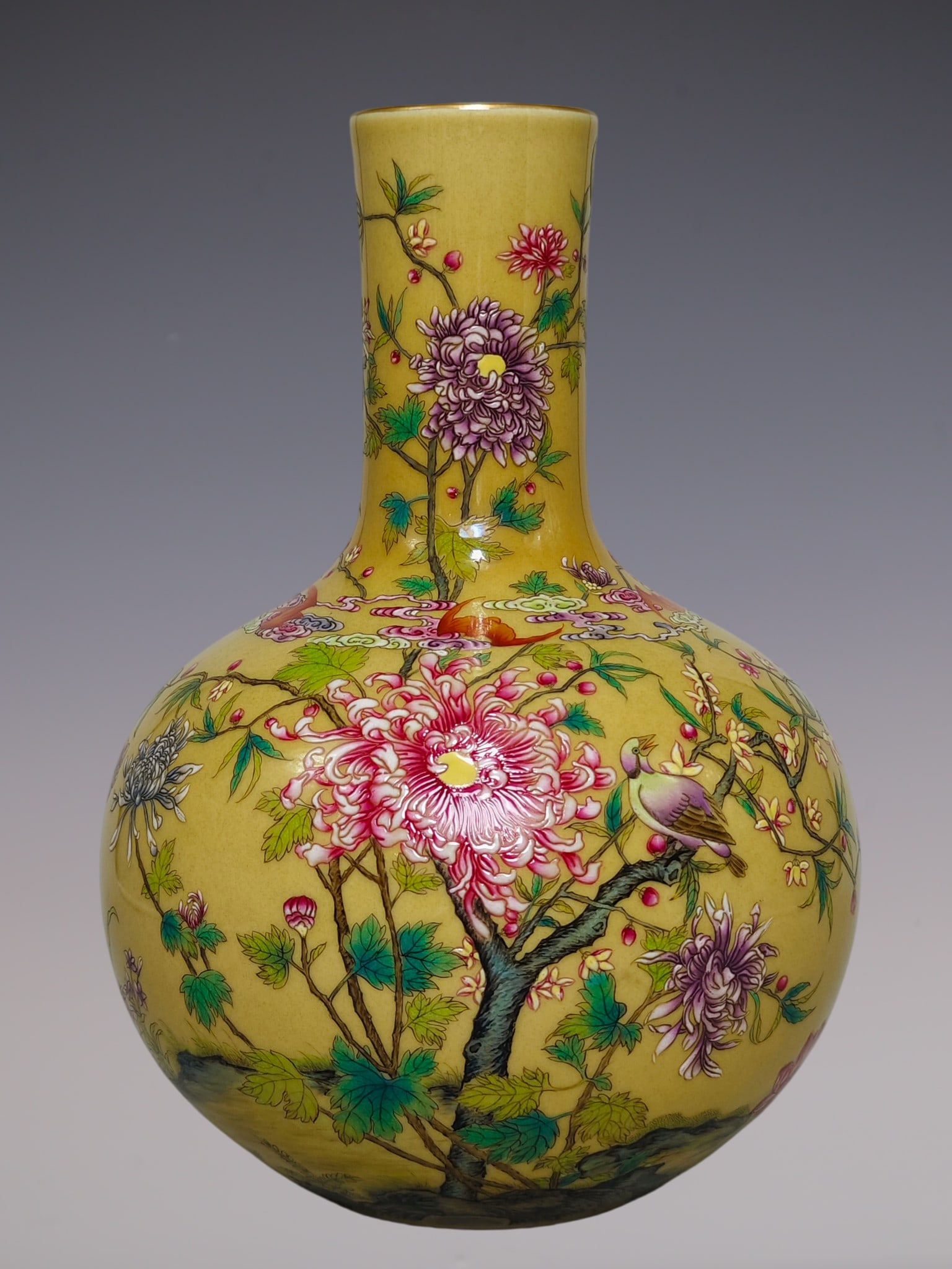 An Exquisite Famille-Rose Flower and Bird Pattern with poem Vase: An Exquisite Famille-Rose Flower and Bird Pattern with poem Vase Qing Dynasty, China Qianlong Six-character Mark Size:12.6inx9.1in粉彩花鸟纹瓶 中国ę