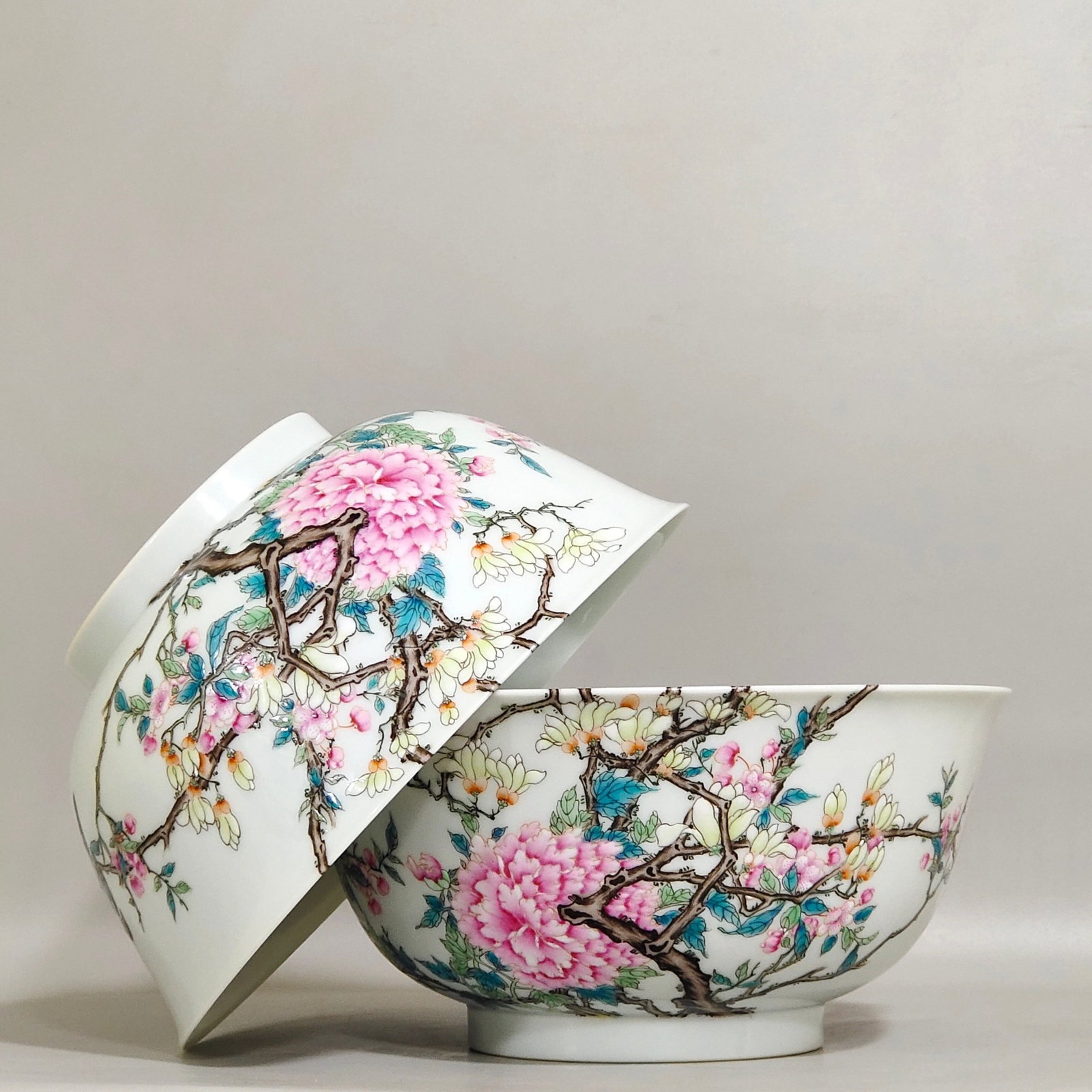 A Pair of Exquisite Famille-Rose Flower and Bird Pattern Bowls: A Pair of Exquisite Famille-Rose Flower and Bird Pattern Bowls,Qing Dynasty,China,Yongzheng Six-character Mark,Size:2.9inx6.1in 一对粉彩花鸟纹碗,中