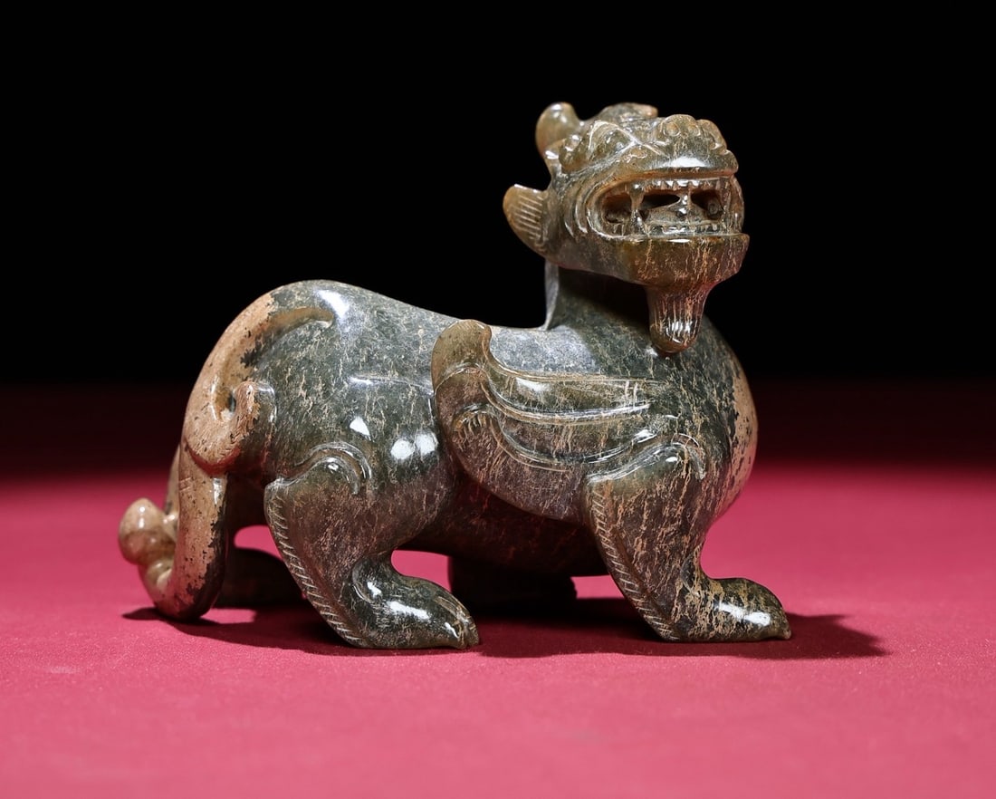 An Exquisite Greenish Jade Auspicious Beast Ornament: An Exquisite Greenish Jade Auspicious Beast Ornament,Qing Dynasty,China,Size:110mmx60mmx85mm,Weight:449g 青玉瑞兽摆件,中国清代
