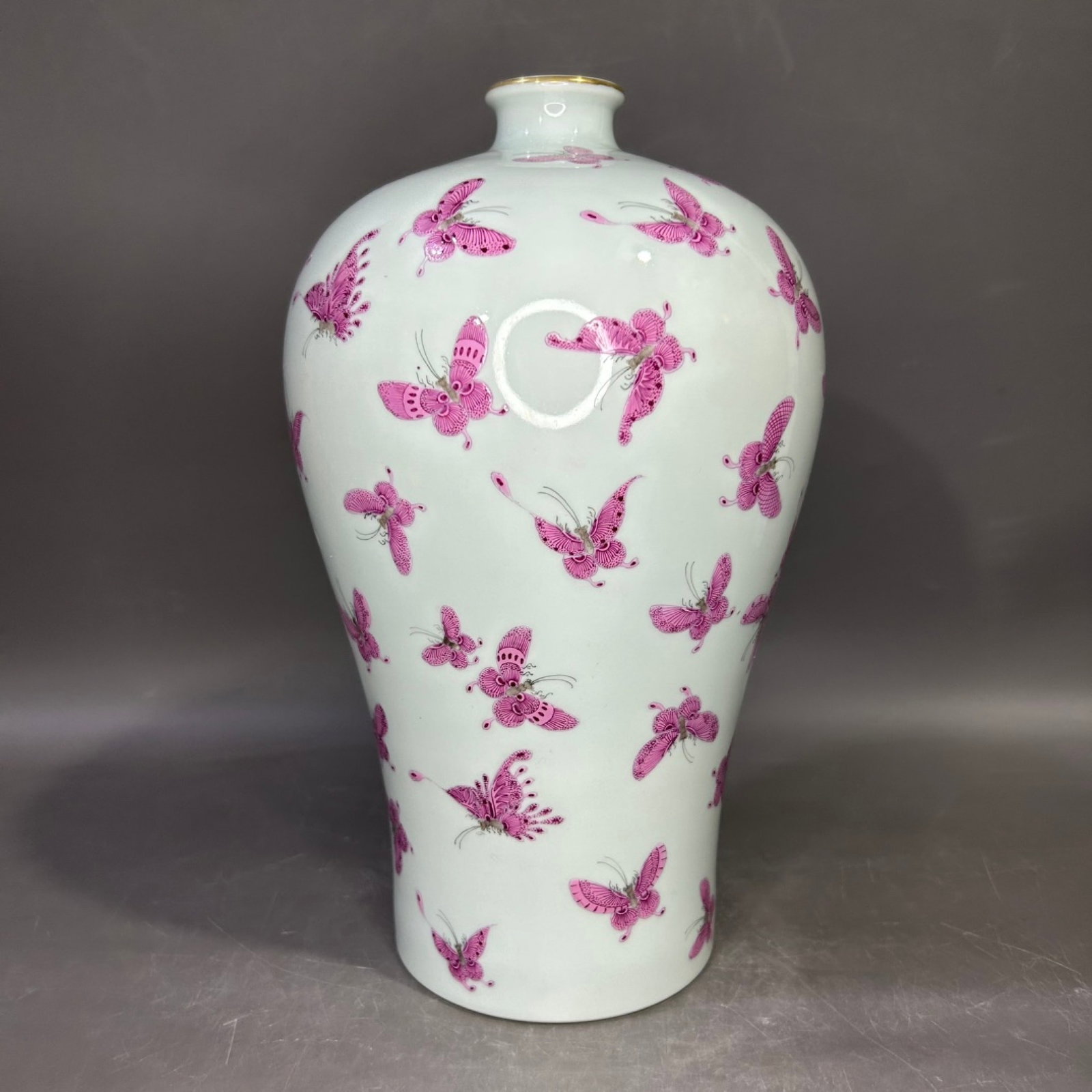 A Rare Famille-Rose Painted Gold Butterfly Pattern Vase: A Rare Famille-Rose Painted Gold Butterfly Pattern Vase,Qing Dynasty,China,Yongzheng Six-character Mark,Size:11.8inx5.7in 粉彩描金蝴蝶纹瓶,中Þ