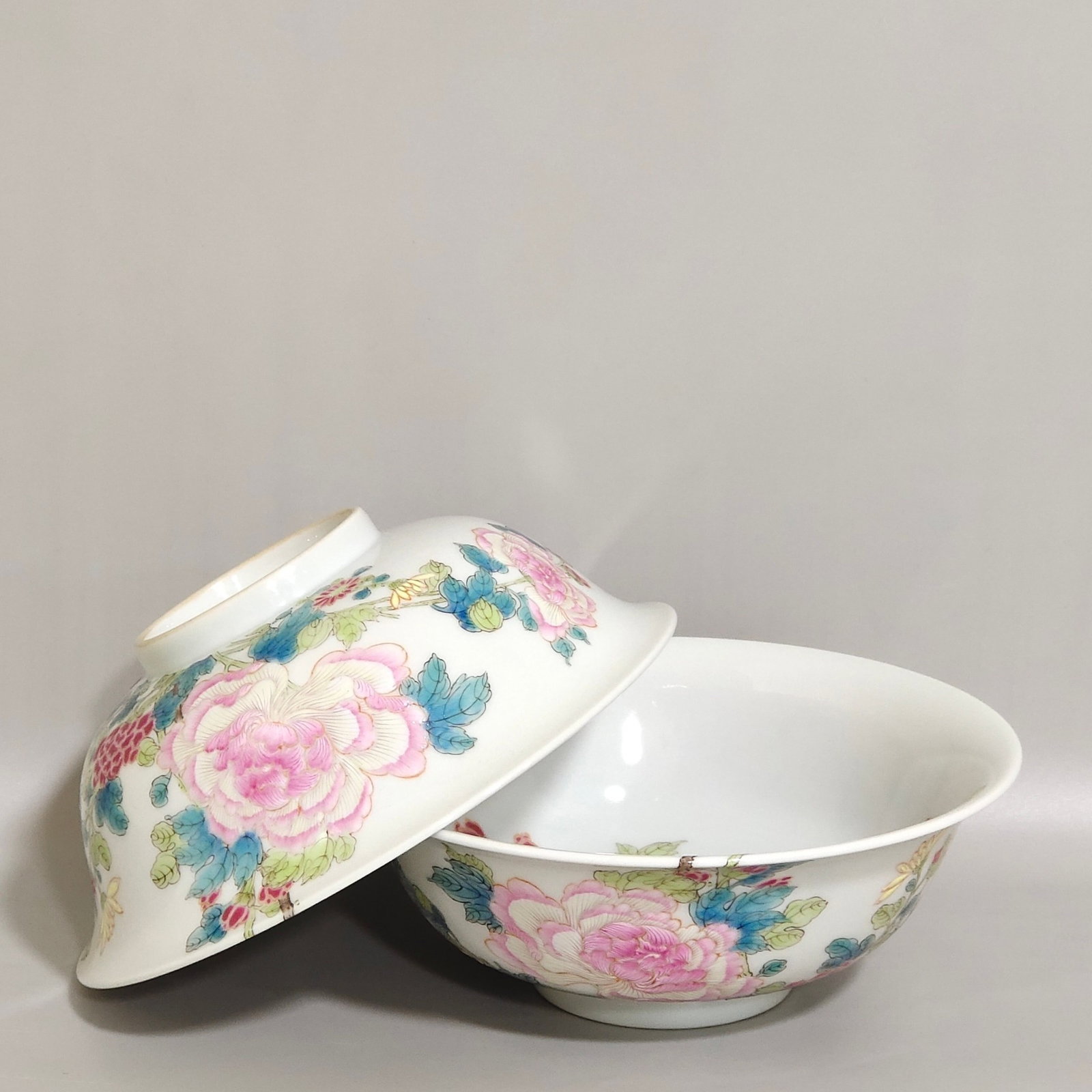 A Pair of Exquisite Famille-Rose Flower Pattern Bowls: A Pair of Exquisite Famille-Rose Flower Pattern Bowls,Qing Dynasty,China,Yongzheng Six-character Mark,Size:2inx5.4in 一对粉彩花卉纹碗,中国&#