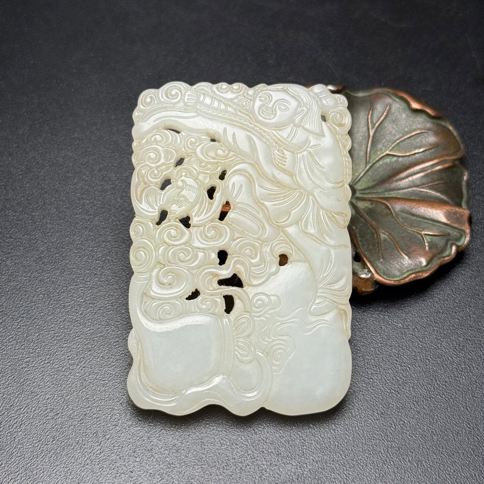 An Exquisite White Jade Hollow Figure Bats and Gourd Pattern Pendant: An Exquisite White Jade Hollow Figure Bats and Gourd Pattern Pendant,Qing Dynasty,China,Size:40mmx59mmx7mm,Weight:37g 白玉镂空人物蝙蝠葫芦&#