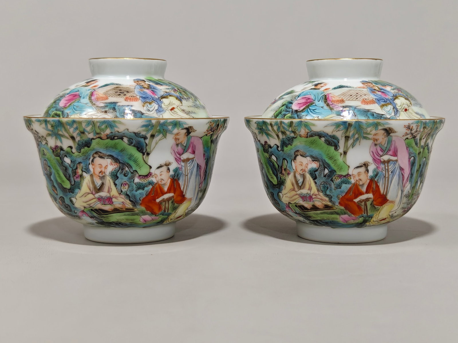 A Pair of Exquisite Famille-Rose Painted Gold Figure Pattern Cover Bowls: A Pair of Exquisite Famille-Rose Painted Gold Figure Pattern Cover Bowls,Qing Dynasty,China,Yongzheng Six-character Mark,Size:3.7inx4.1in 一对粉彩描金人୰
