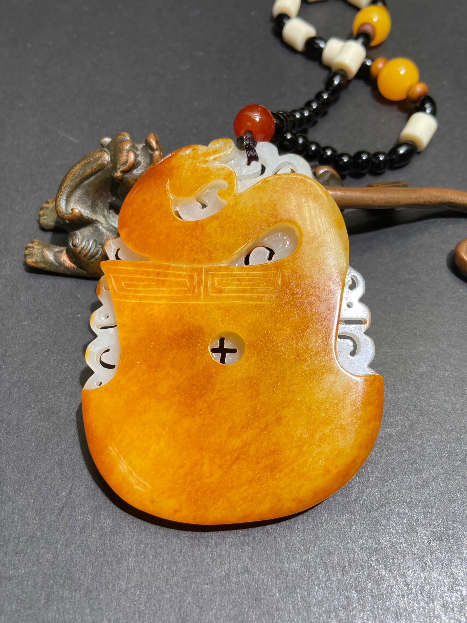 An Exquisite White Jade Dragon Pattern Pendant - 2