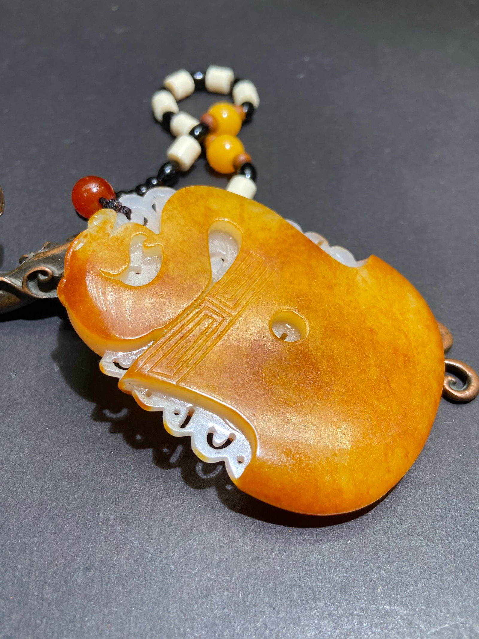An Exquisite White Jade Dragon Pattern Pendant - 3