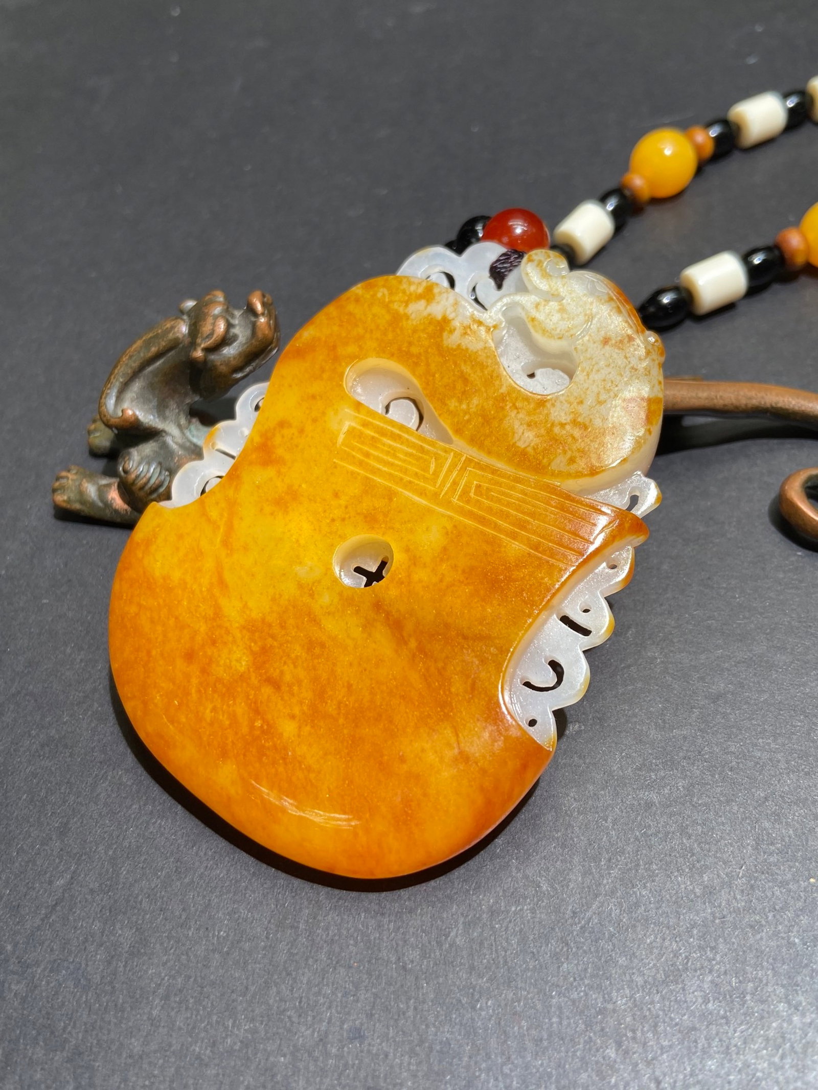 An Exquisite White Jade Dragon Pattern Pendant - 4