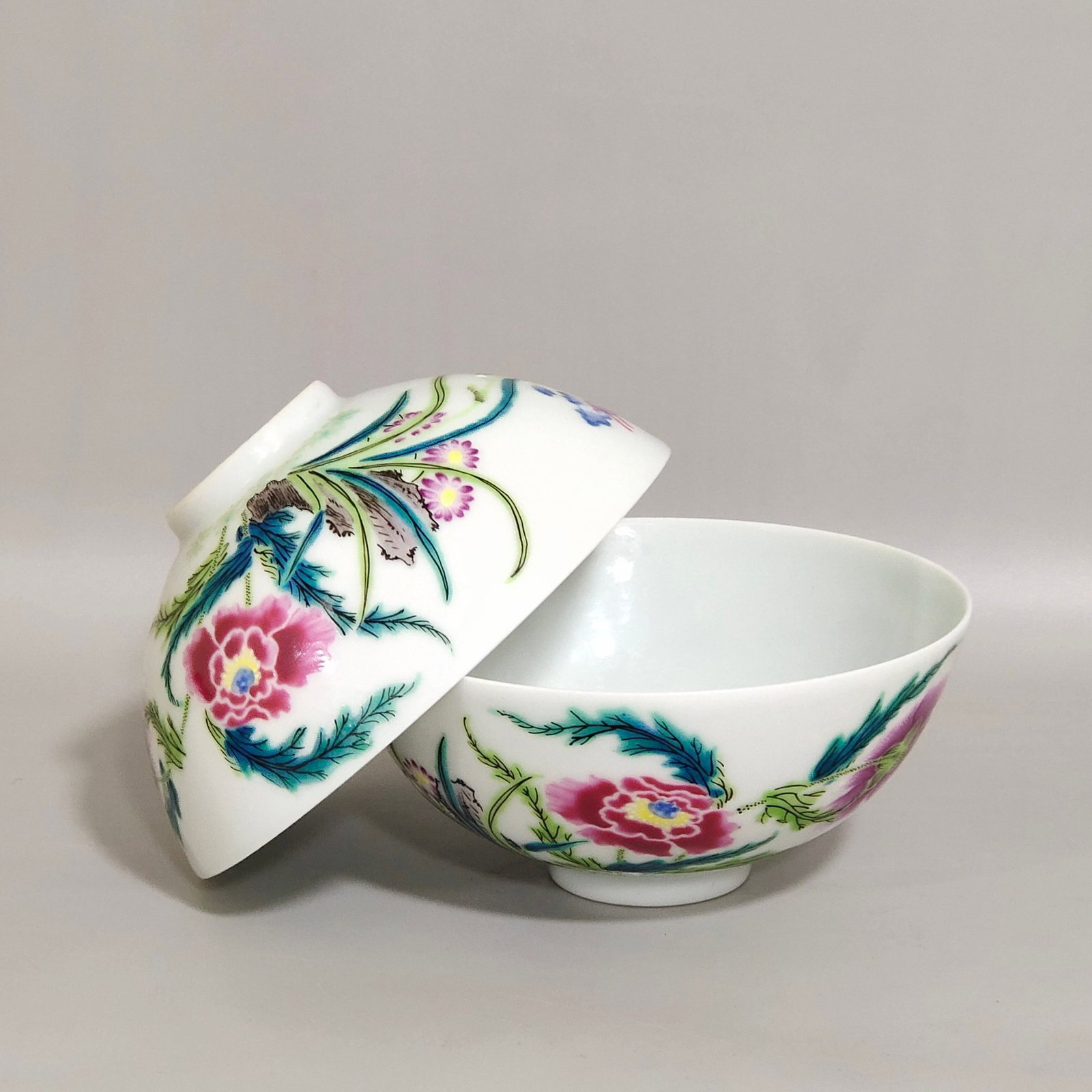 A Pair of Exquisite Famille-Rose Flower and Butterfly Pattern Bowls: A Pair of Exquisite Famille-Rose Flower and Butterfly Pattern Bowls,Qing Dynasty,China,Yongzheng Six-character Mark,Size:1.6inx3.5in 一对粉彩花卉蝴蝶