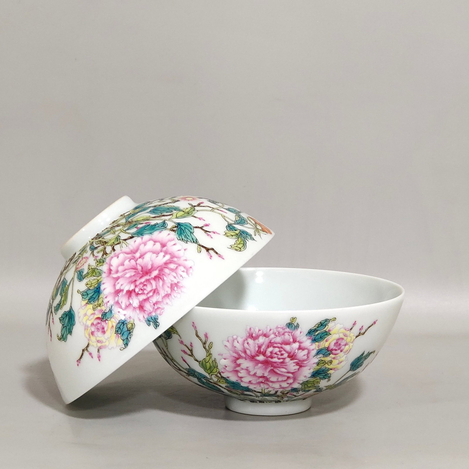 A Pair of Exquisite Famille-Rose Flower Pattern Bowls: A Pair of Exquisite Famille-Rose Flower Pattern Bowls,Qing Dynasty,China,Yongzheng Six-character Mark,Size:1.7inx3.5in 一对粉彩花卉纹碗,中国