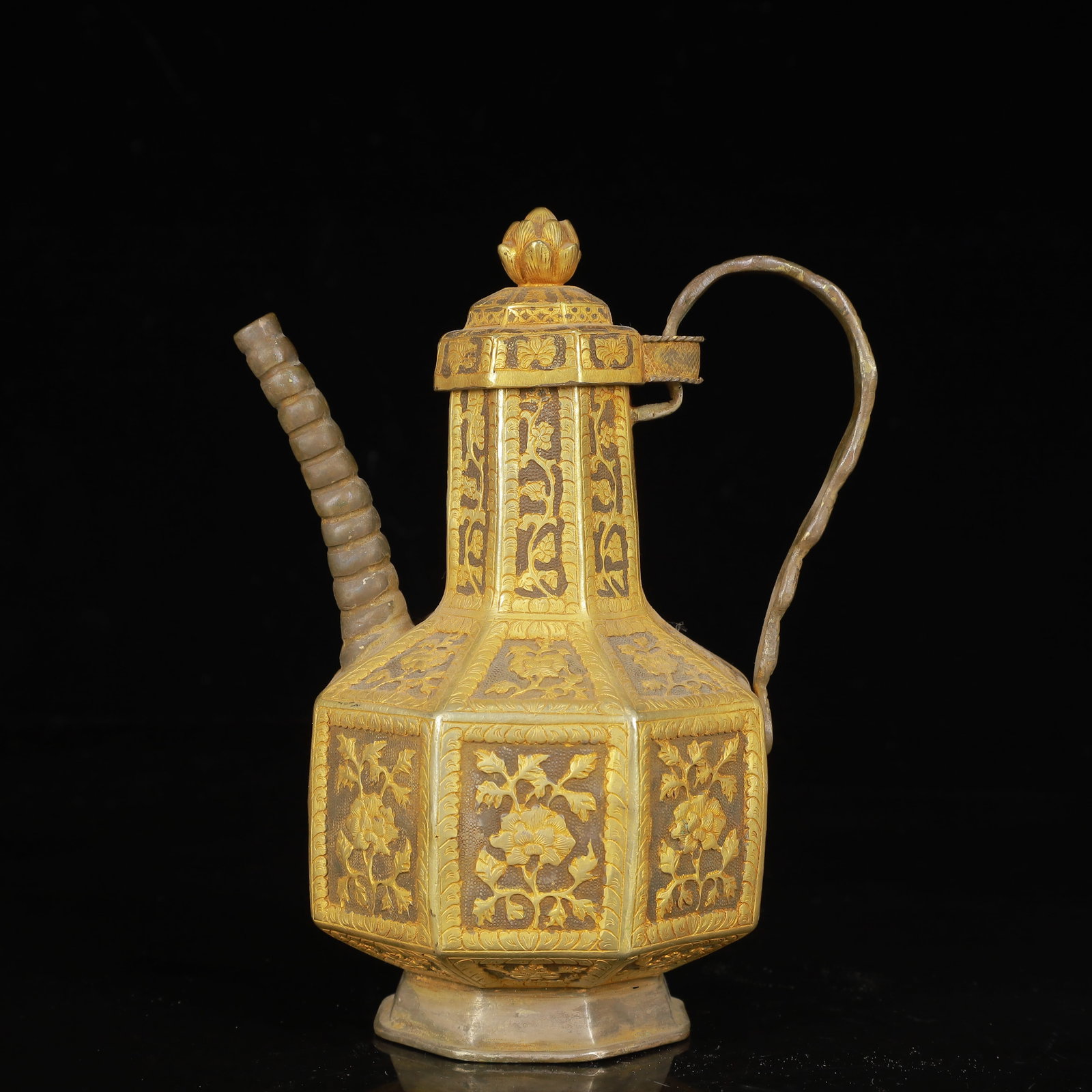 An Exquisite Gilt Silver Lotus Pattern Ewer: An Exquisite Gilt Silver Lotus Pattern Ewer,Tang Dynasty,China,Zhenguan Four-Character Mark,Size:5.1inx3.1inx6.3in,Weight:650g 银鎏金缠枝莲纹执壶,