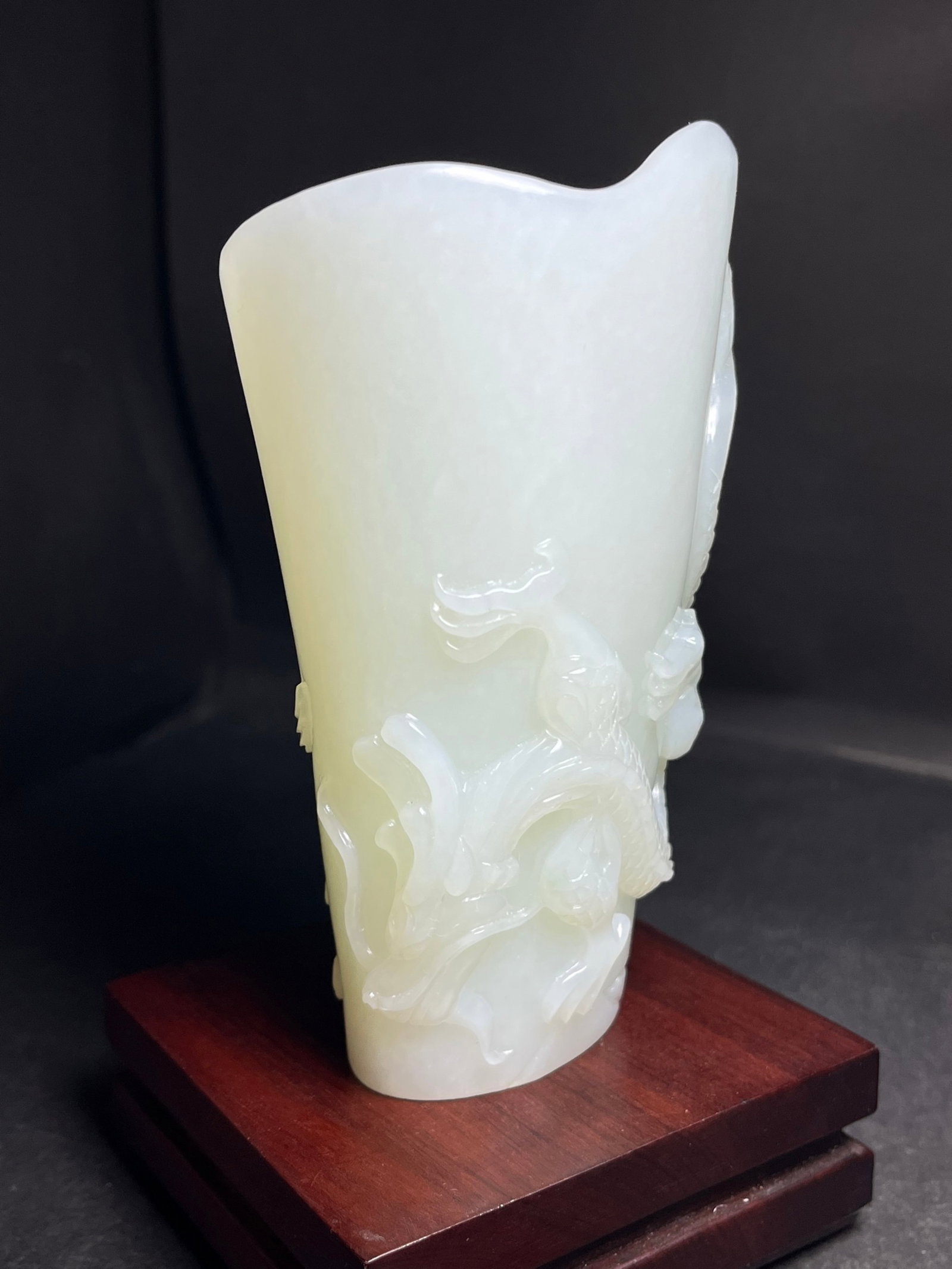 An Exquisite White Jade Dragon and Phoenix Pattern Floral Frog: An Exquisite White Jade Dragon and Phoenix Pattern Floral Frog,Qing Dynasty,China,Size:118mmx49mmx68mm,Weight:317g 白玉龙凤纹花插,中国清