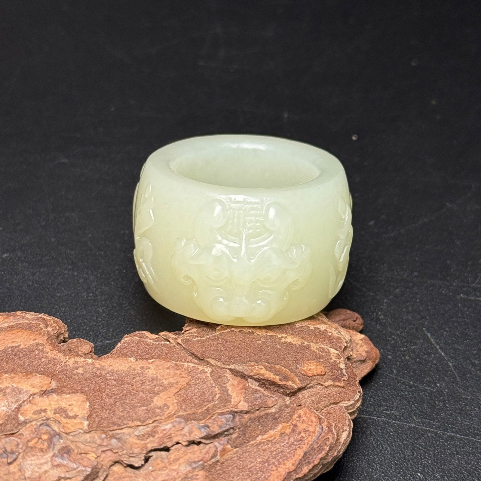 An Exquisite White Jade Beast-Face Pattern Fingerstall: An Exquisite White Jade Beast-Face Pattern Fingerstall,Qing Dynasty,China,Size:37mmx35mmx21mm,Weight:30g 白玉兽面纹扳指,中国清代