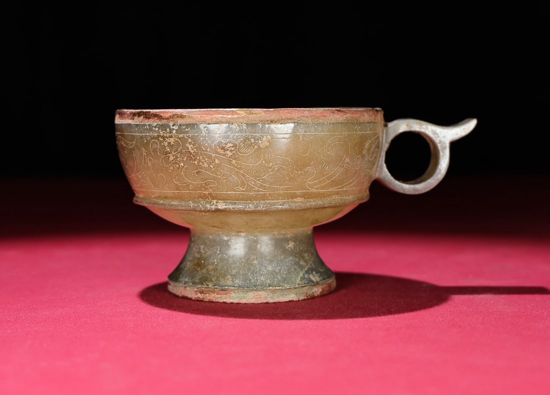 An Exquisite Bronze Inlaid White Jade Auspicious Beast Pattern Bowl: An Exquisite Bronze Inlaid White Jade Auspicious Beast Pattern Bowl,Qing Dynasty,China,Size:129mmx65mm,Weight:160g 铜镶白玉瑞兽纹碗,中国