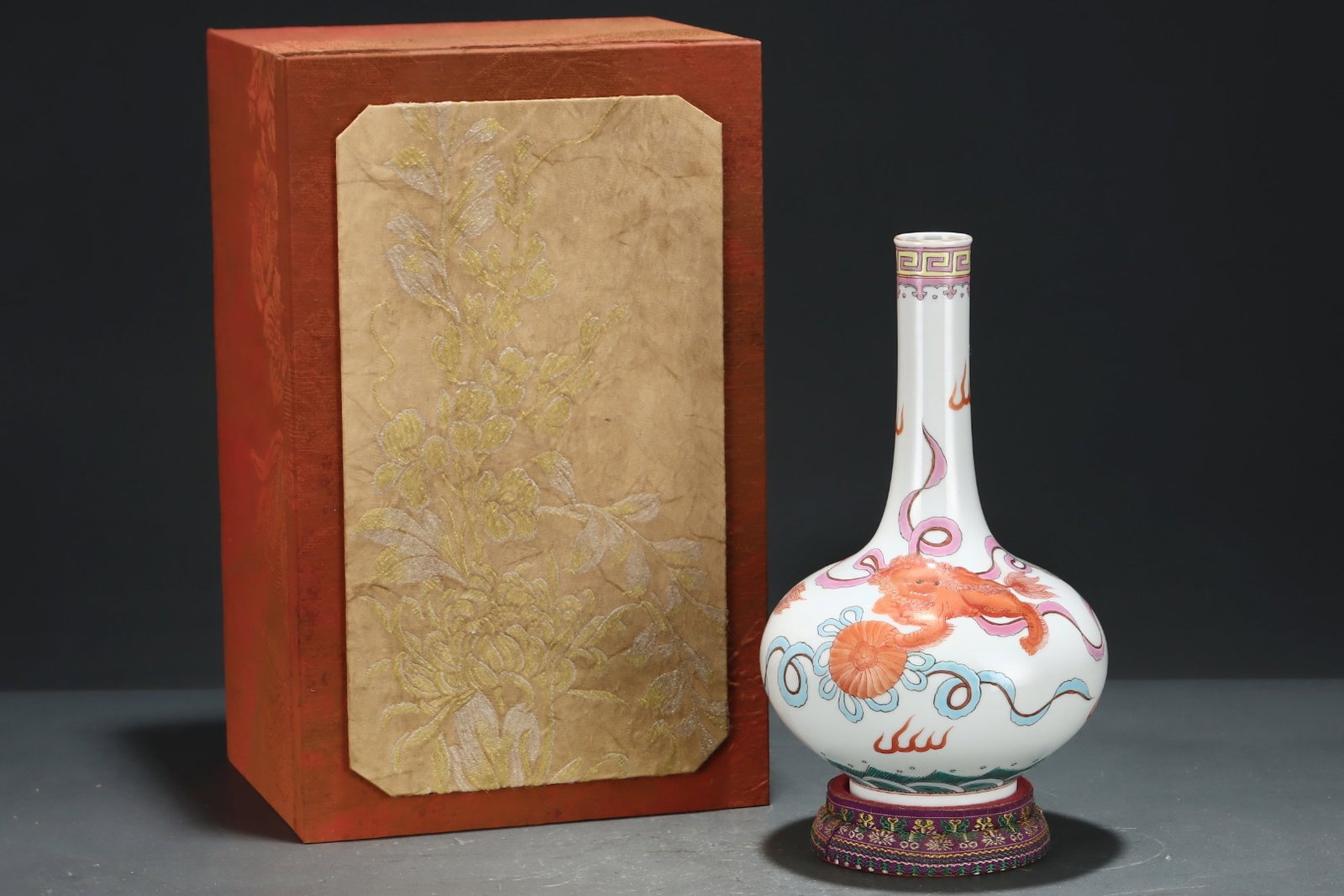 An Exquisite Famille-Rose Lion Pattern Vase: An Exquisite Famille-Rose Lion Pattern Vase,Qing Dynasty,China,Qianlong Six-character Mark,Size:9.6inx5.9in