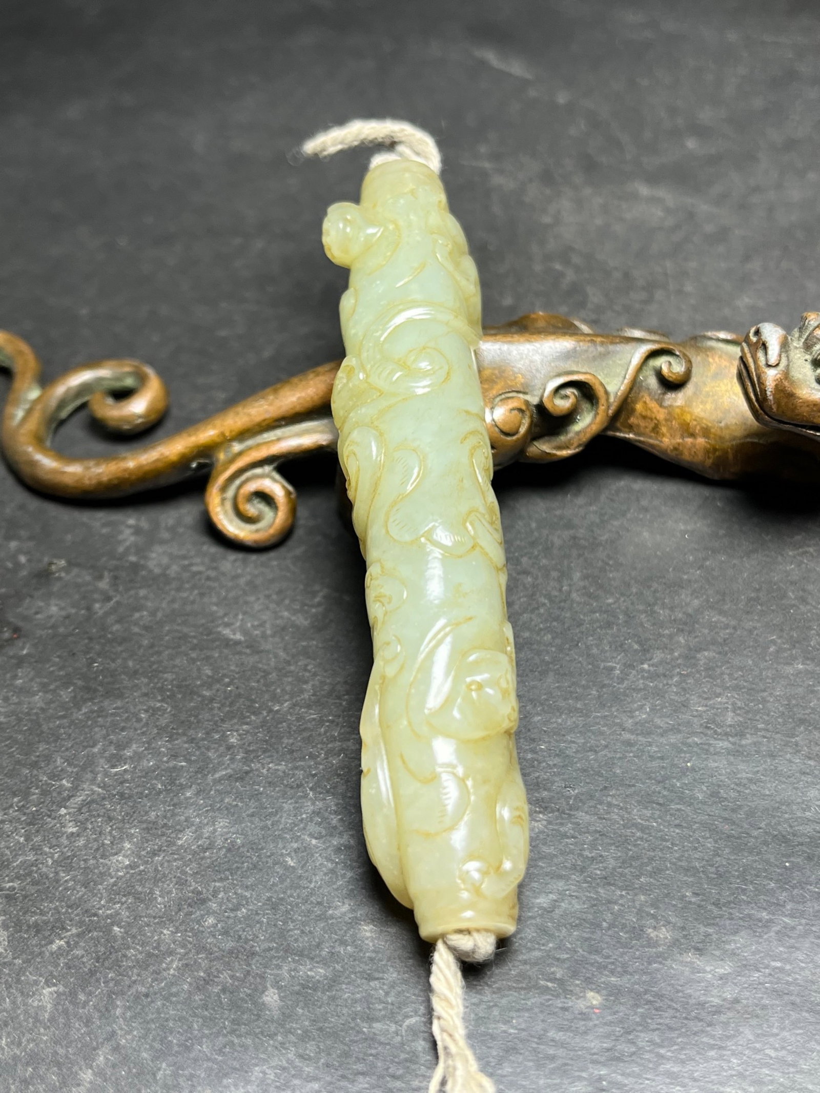An Exquisite White Jade Dragon Pattern Pendant - 3