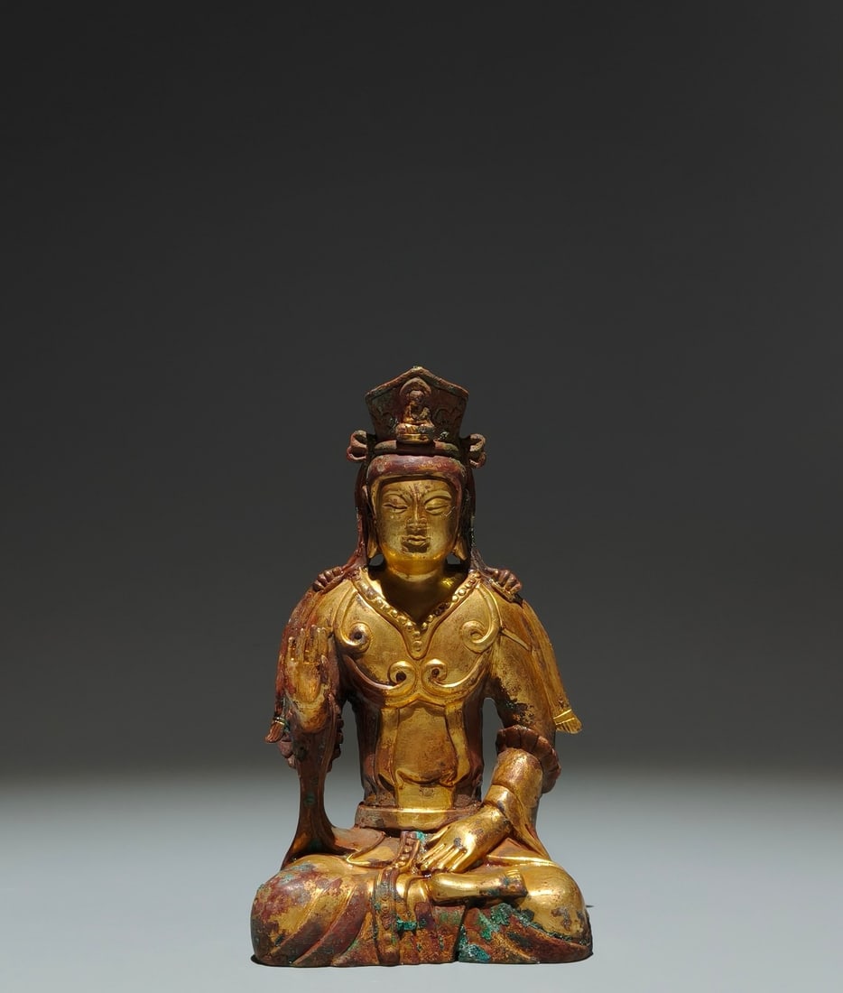 A Solemn Gilt Bronze Statue of Avalokitesvara: A Solemn Gilt Bronze Statue of Avalokitesvara,Tang Dynasty,China,Size:5.9inx3.1inx2.4in 铜鎏金观音像,中国唐代