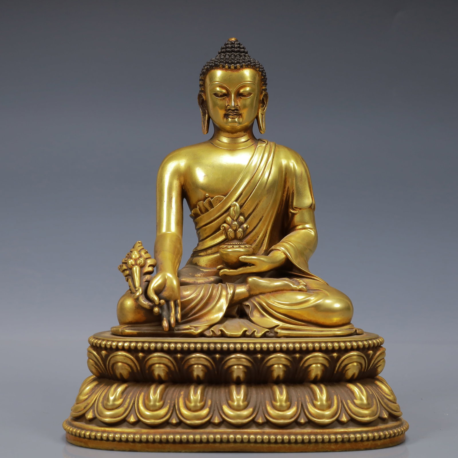 An Exquisite Gilt Bronze Statue of Sakyamuni: An Exquisite Gilt Bronze Statue of Sakyamuni,Ming Dynasty, China,Yongle Four-character Mark,Size:6.7inx4.7inx7.9in,Weight:3400g 铜鎏金释迦摩尼像,中