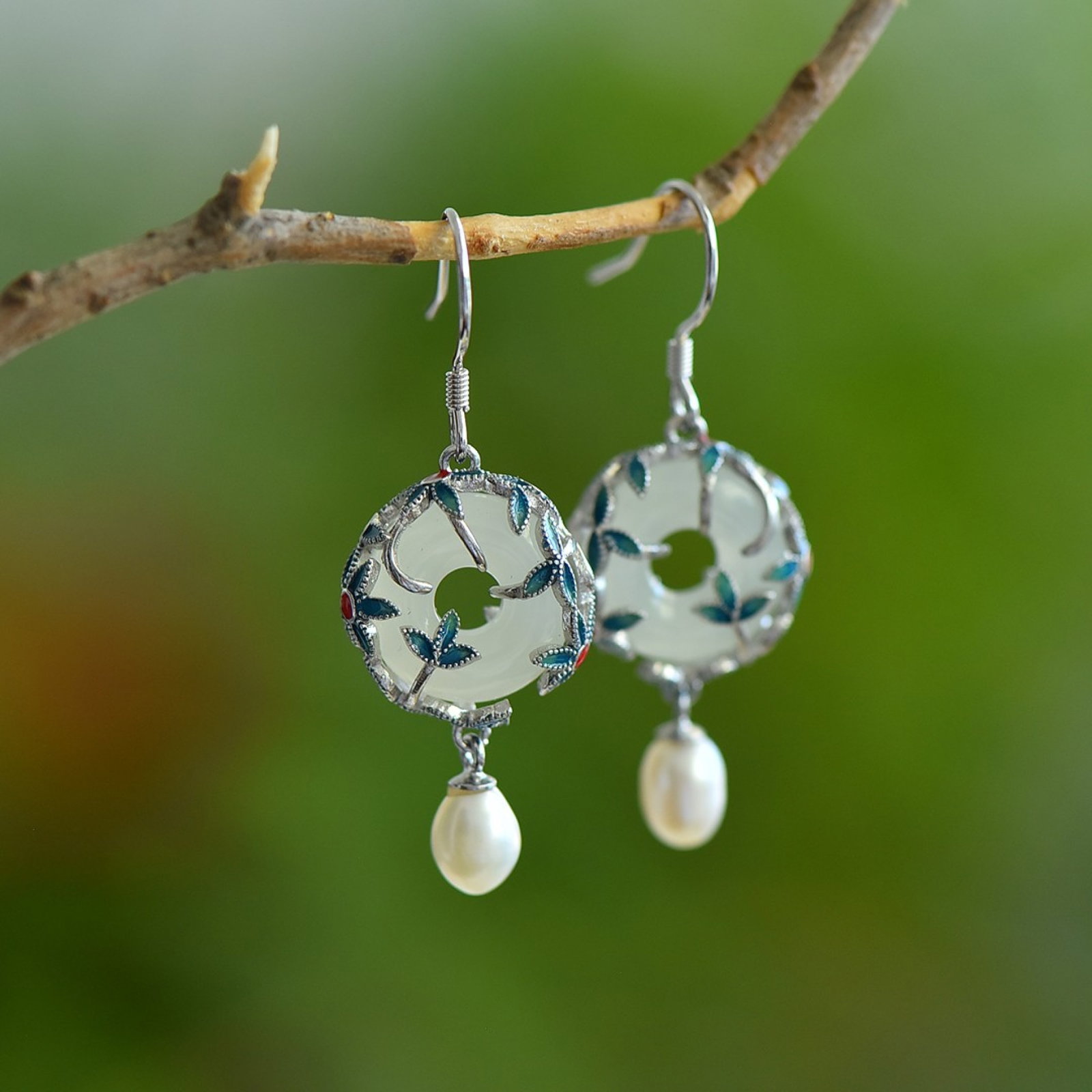 A Pair of Exquisite Sterling Silver Inlaid White Jade Earrings,Inlaid Pearls: A Pair of Exquisite Sterling Silver Inlaid White Jade Earrings,Inlaid Pearls 一对纯银镶白玉耳环，嵌珍珠