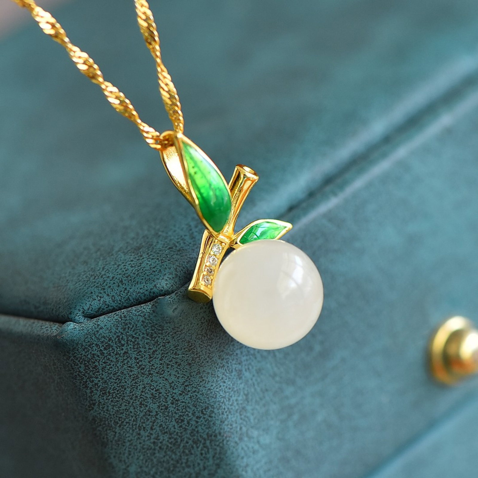 An Exquisite Sterling Silver-Gold Plated Inlaid White Jade Pendant,Inlaid Diamonds: An Exquisite Sterling Silver-Gold Plated Inlaid White Jade Pendant,Inlaid Diamonds,Size:10mmx10mm 纯银镀金镶白玉吊坠,嵌钻石
