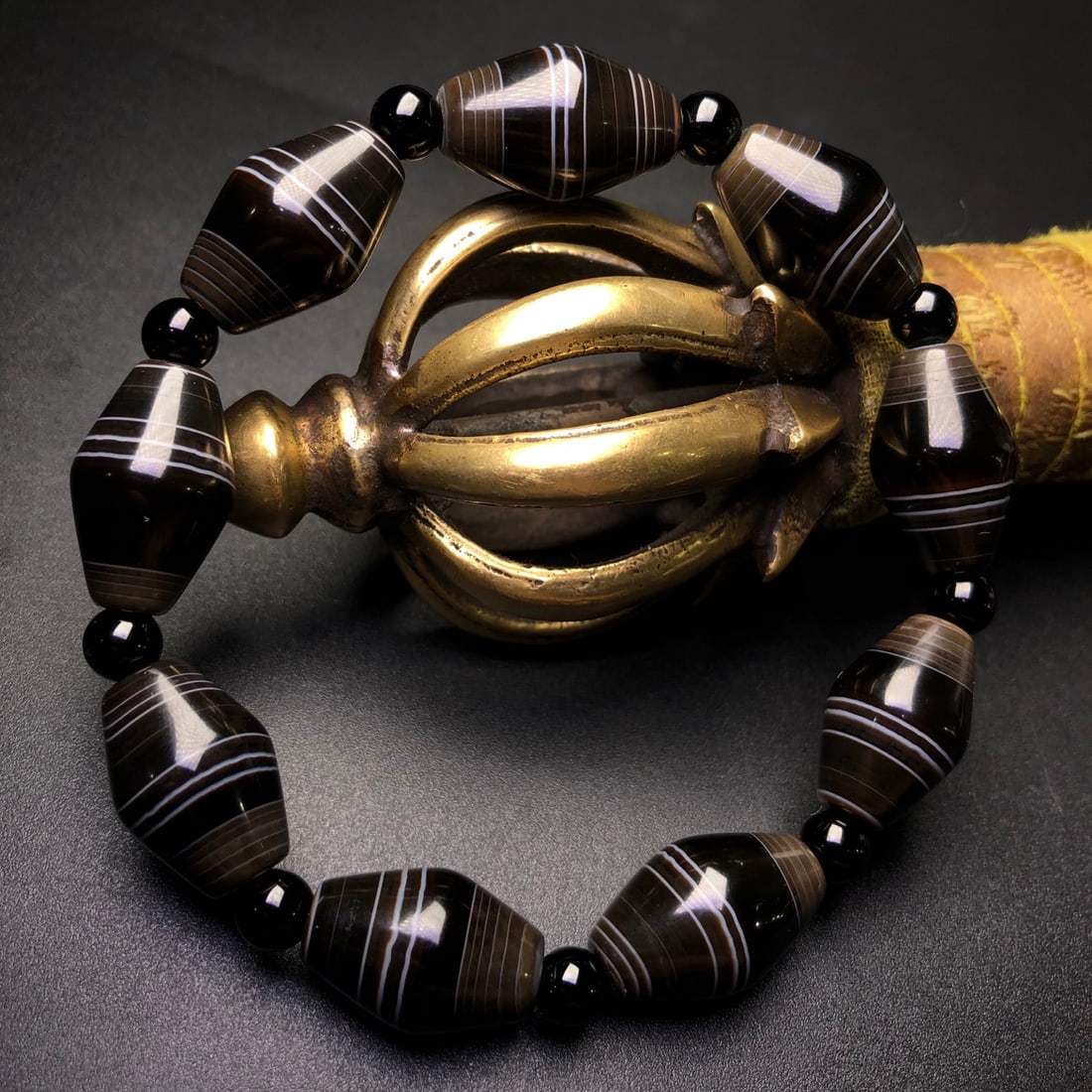 An Exquisite Dzi Bead Pendant: An Exquisite Dzi Bead Pendant,Size:20mmx13mm 天珠挂件