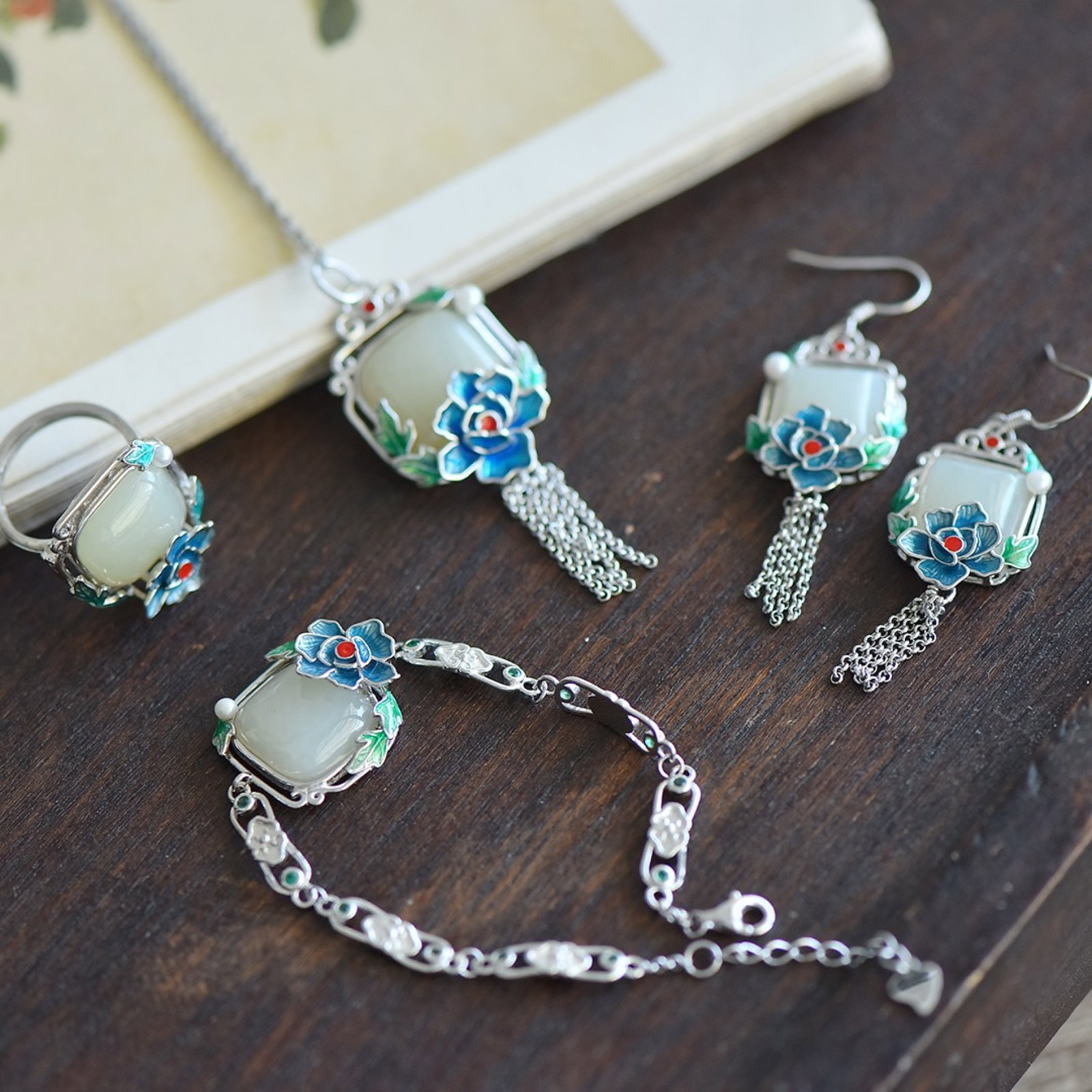 A Set of Fine Sterling Silver Inlaid White Jade Jewelry,Inlaid Pearls: A Set of Fine Sterling Silver Inlaid White Jade Jewelry,Inlaid Pearls 一套纯银镶白玉首饰，嵌珍珠