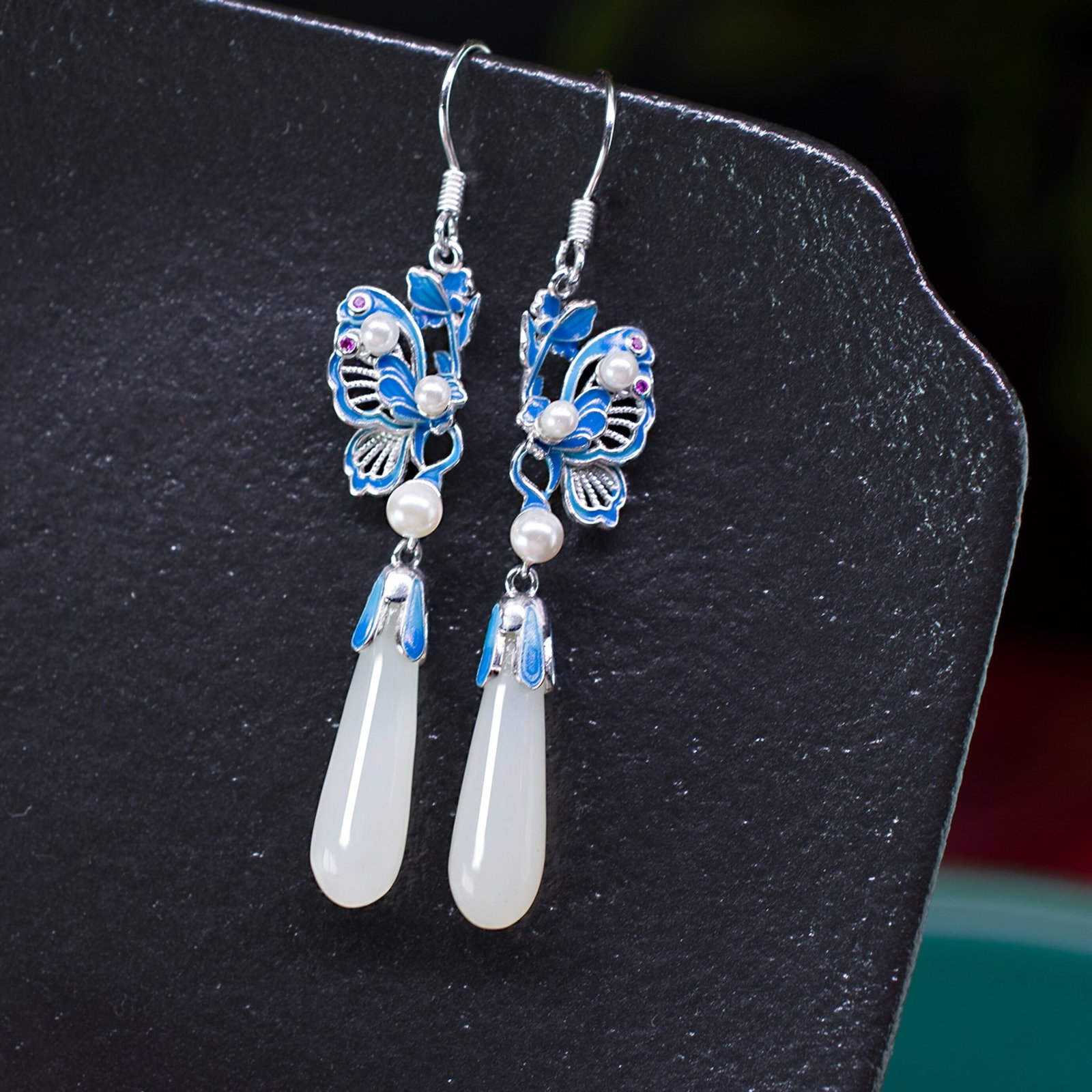 A Pair of Exquisite Sterling Silver Inlaid White Jade Enamel Earrings,Inlaid Pearls: A Pair of Exquisite Sterling Silver Inlaid White Jade Enamel Earrings,Inlaid Pearls,Size:6mmx19mm,6mmx19mm 一对纯银镶白玉珐琅耳环,